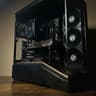 BLACKOUT🦇🖤 GAMING PC | RTX 5060 OC | RYZEN 5 5600X | 32GB DDR4 3200MT/s | 1TB SSD NVMe