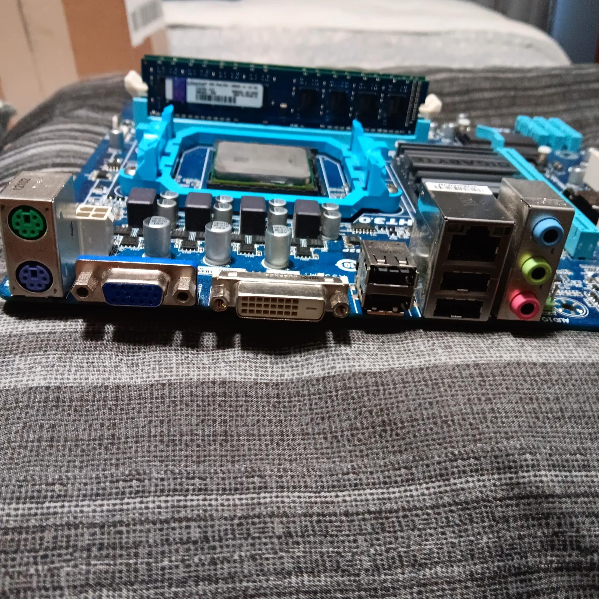 Gigabyte GA-78LMT-S2P - AMD FX 8320 - 8GB RAM - CPU Cooler - GTX-260 GPU