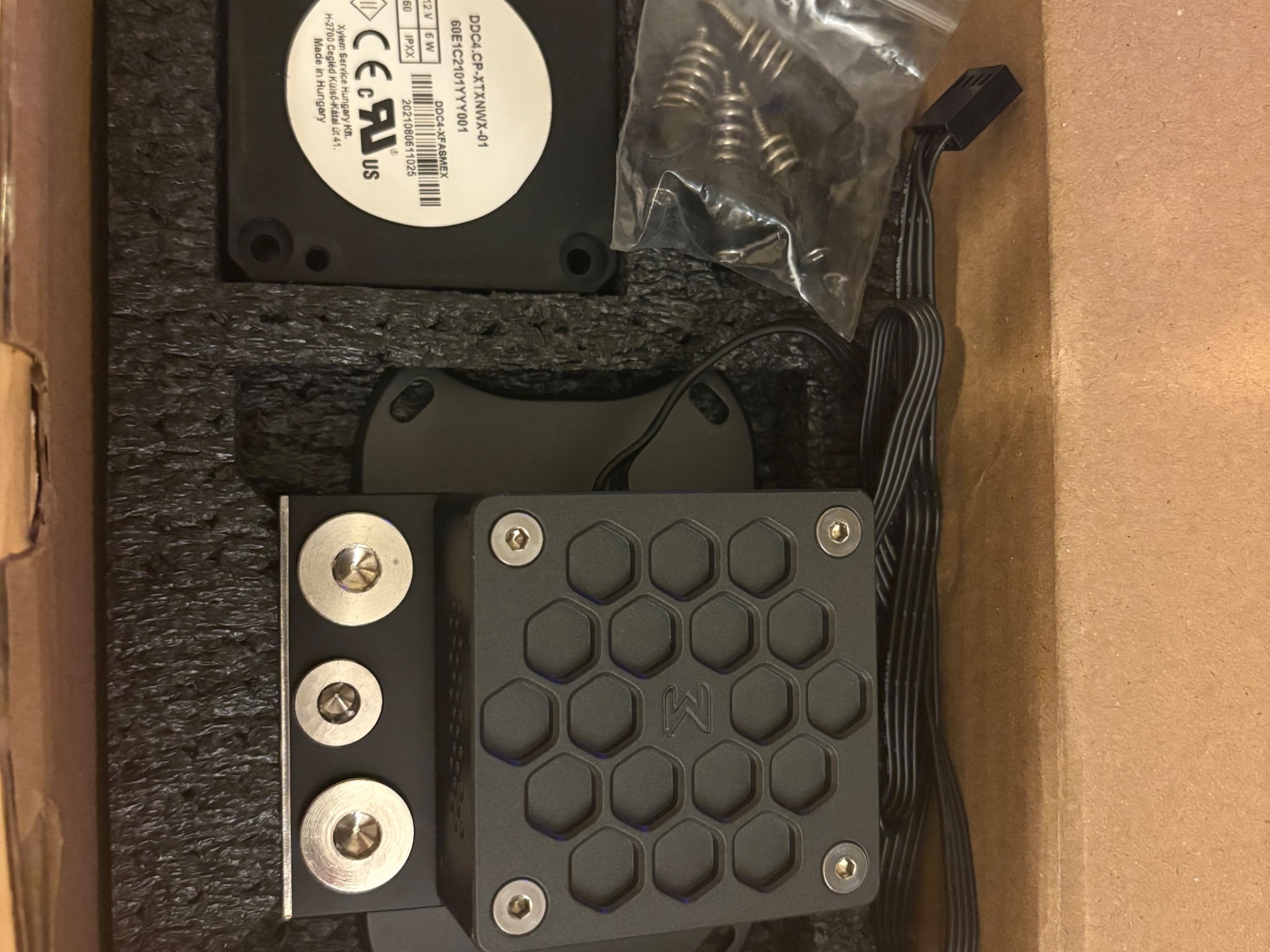 Modultra LOBO acetal pump block w/ emitter heatsink and EK DDC 4.1 for AM5