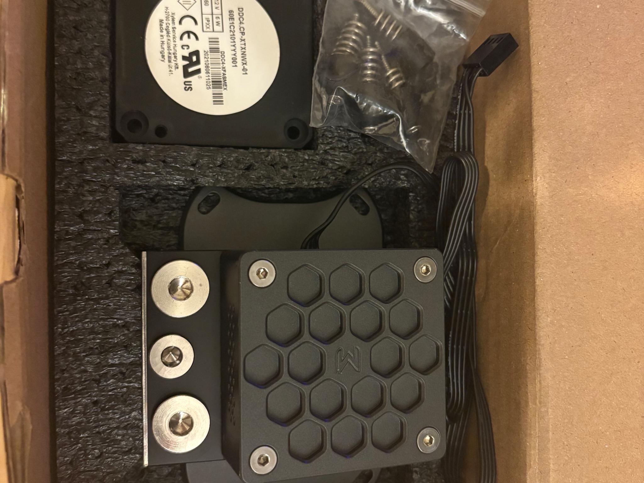 Modultra LOBO acetal pump block w/ emitter heatsink and EK DDC 4.1 for AM5