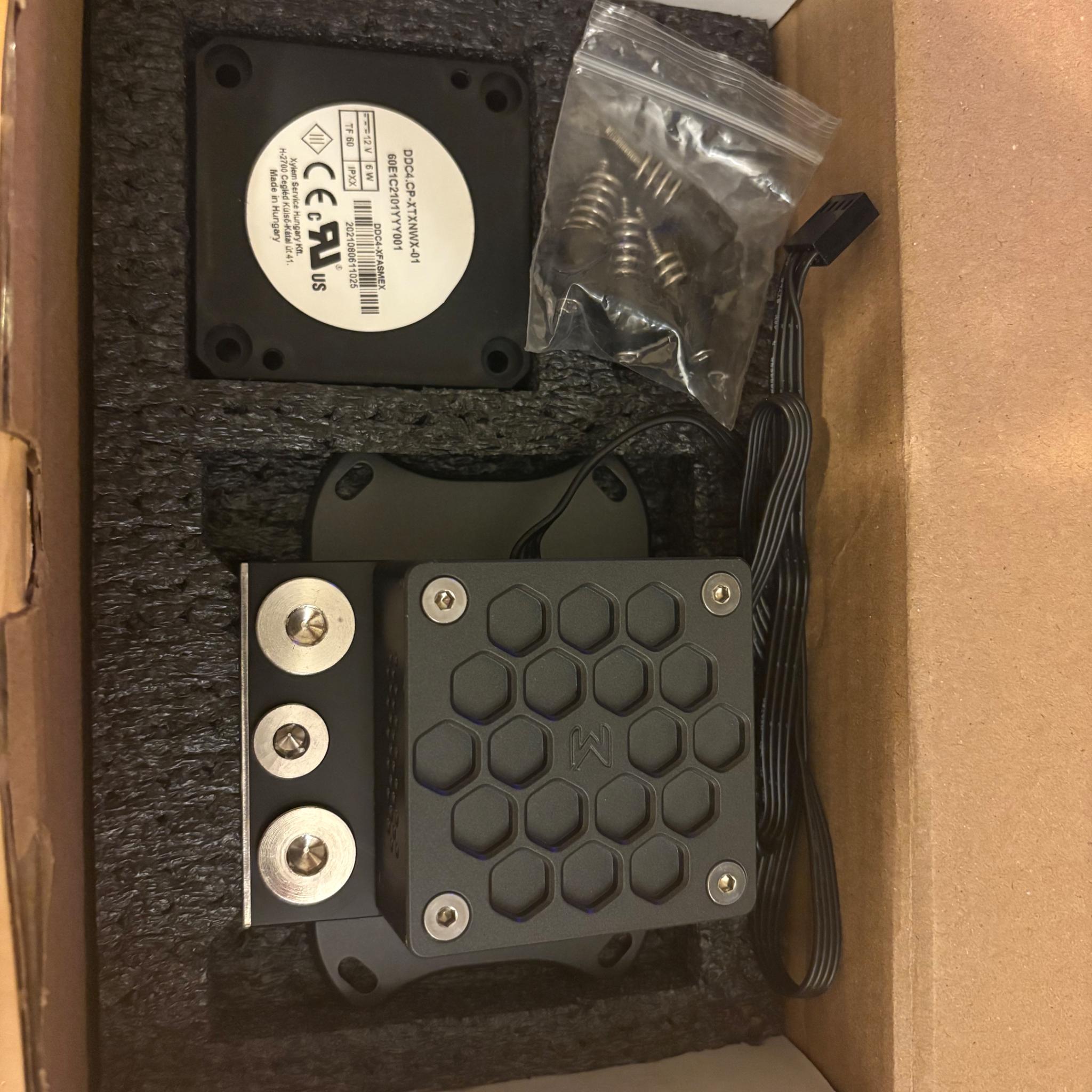Modultra LOBO acetal pump block w/ emitter heatsink and EK DDC 4.1 for AM5