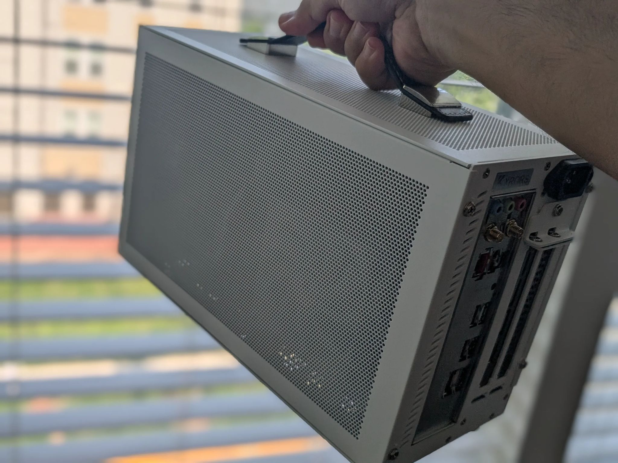 5070 + 9600X - Tiny White Mini ITX PC (8.1L) - Full size GPU