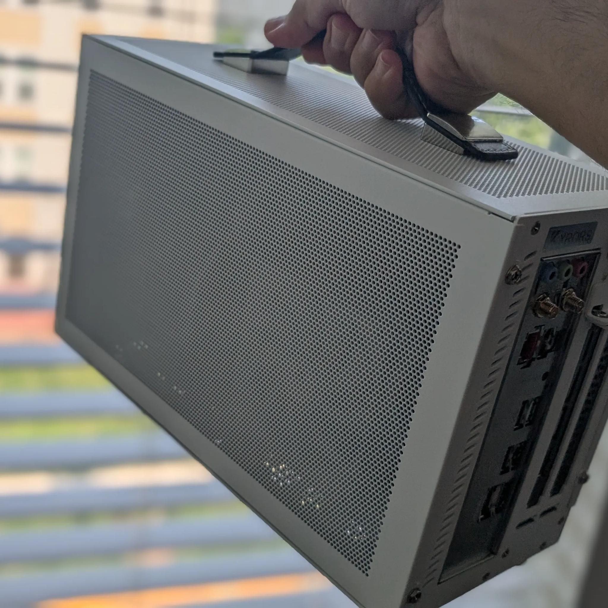 5070 + 9600X - Tiny White Mini ITX PC (8.1L) - Full size GPU