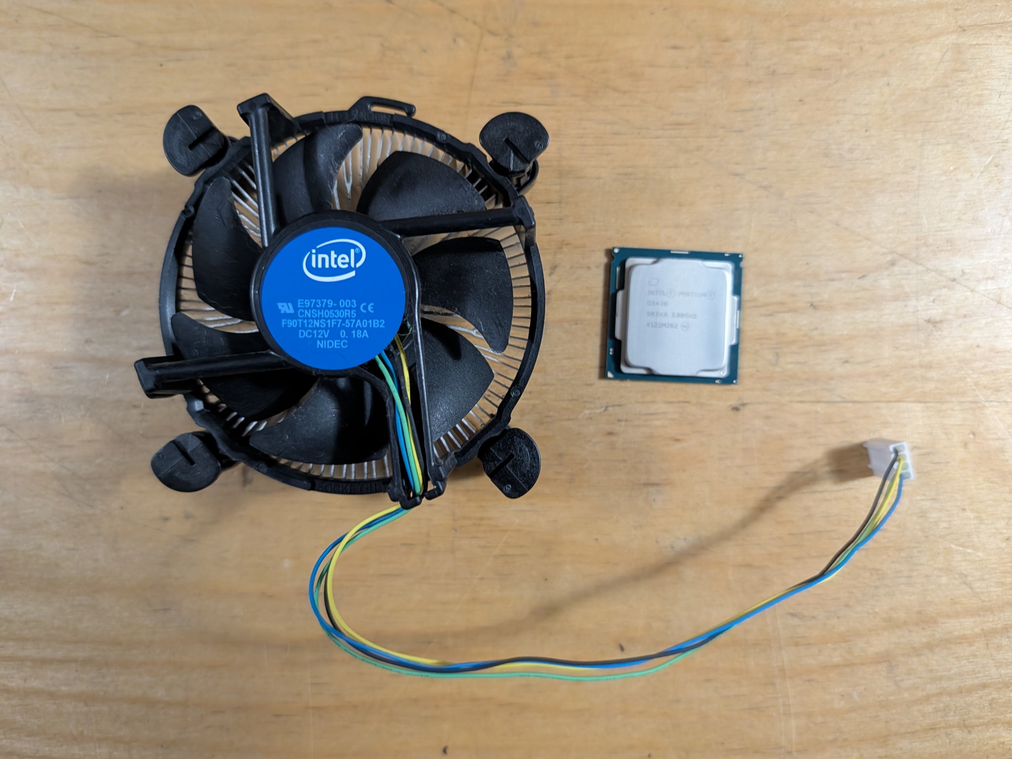 Intel Pentium G5420 + Stock Cooler
