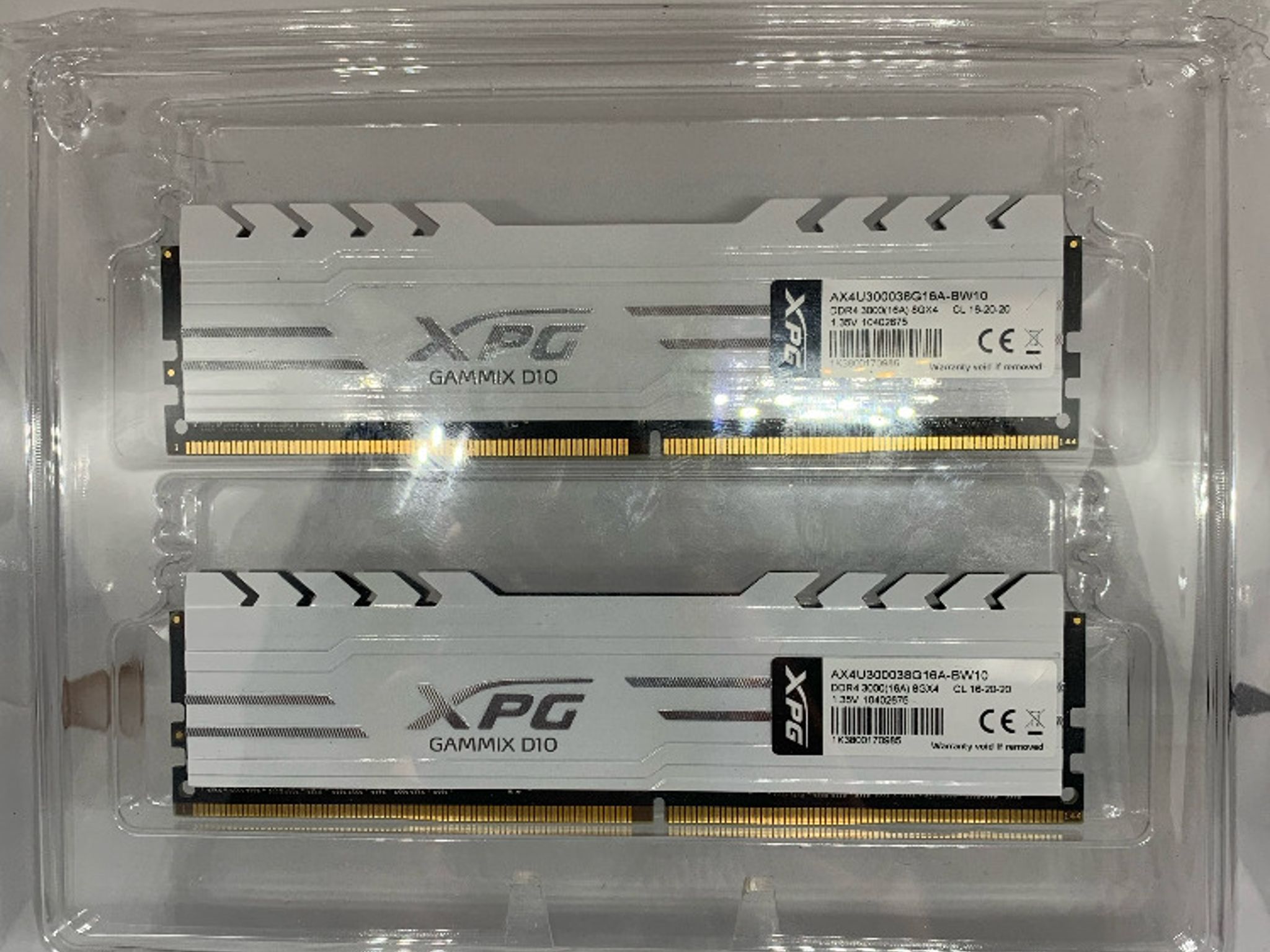 (Used) ADATA XPG GAMMIX D10 16 GB (2 x 8 GB) DDR4-3000 CL16 RAM White