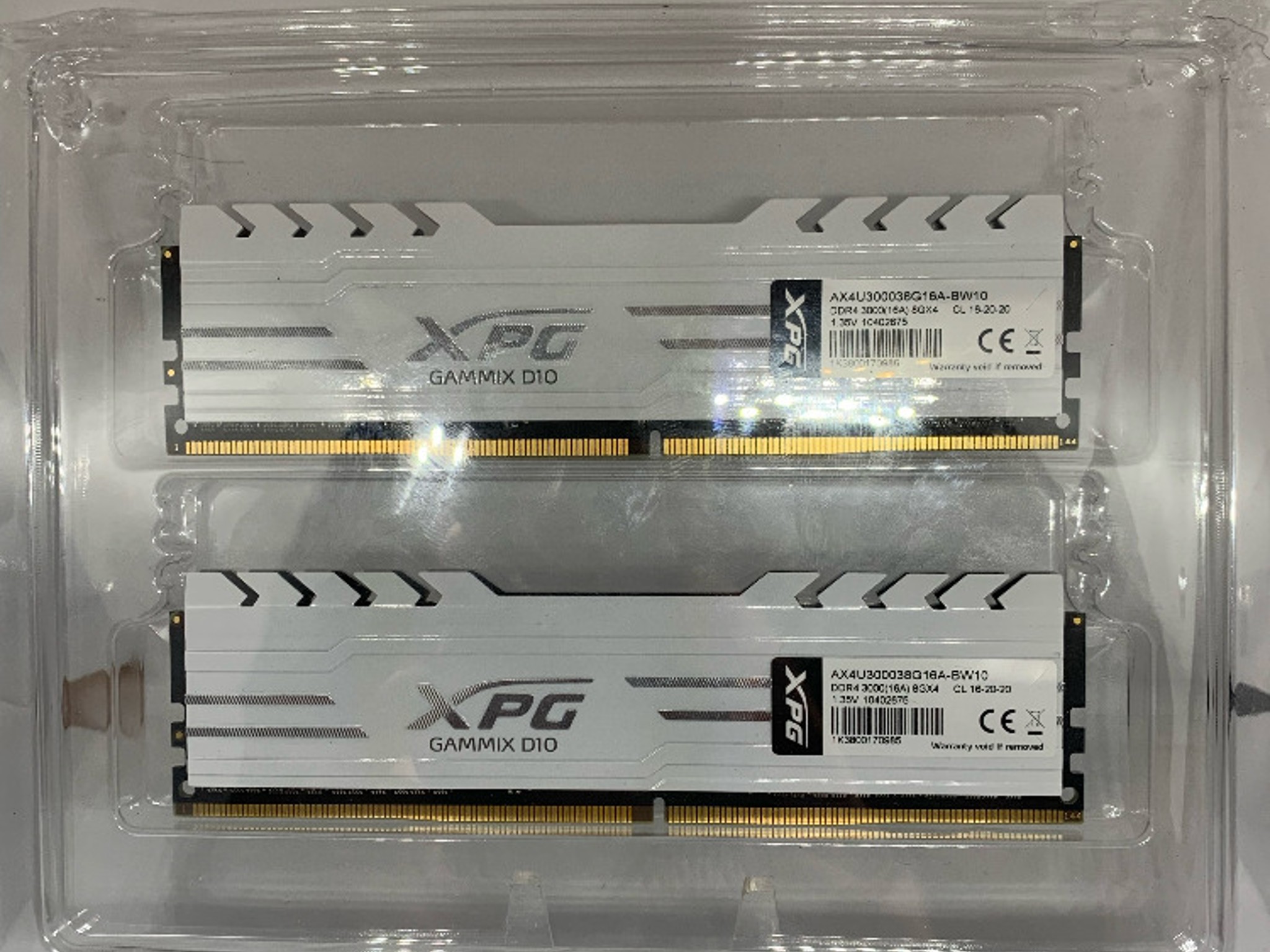 (Used) ADATA XPG GAMMIX D10 16 GB (2 x 8 GB) DDR4-3000 CL16 RAM White