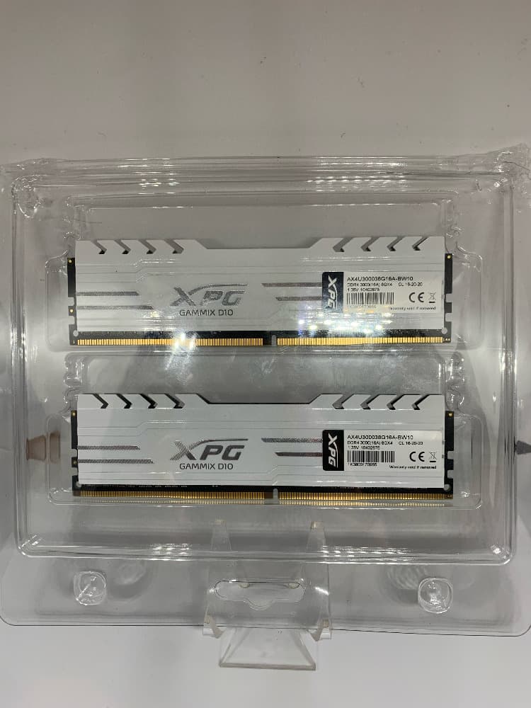 (Used) ADATA XPG GAMMIX D10 16 GB (2 x 8 GB) DDR4-3000 CL16 RAM White