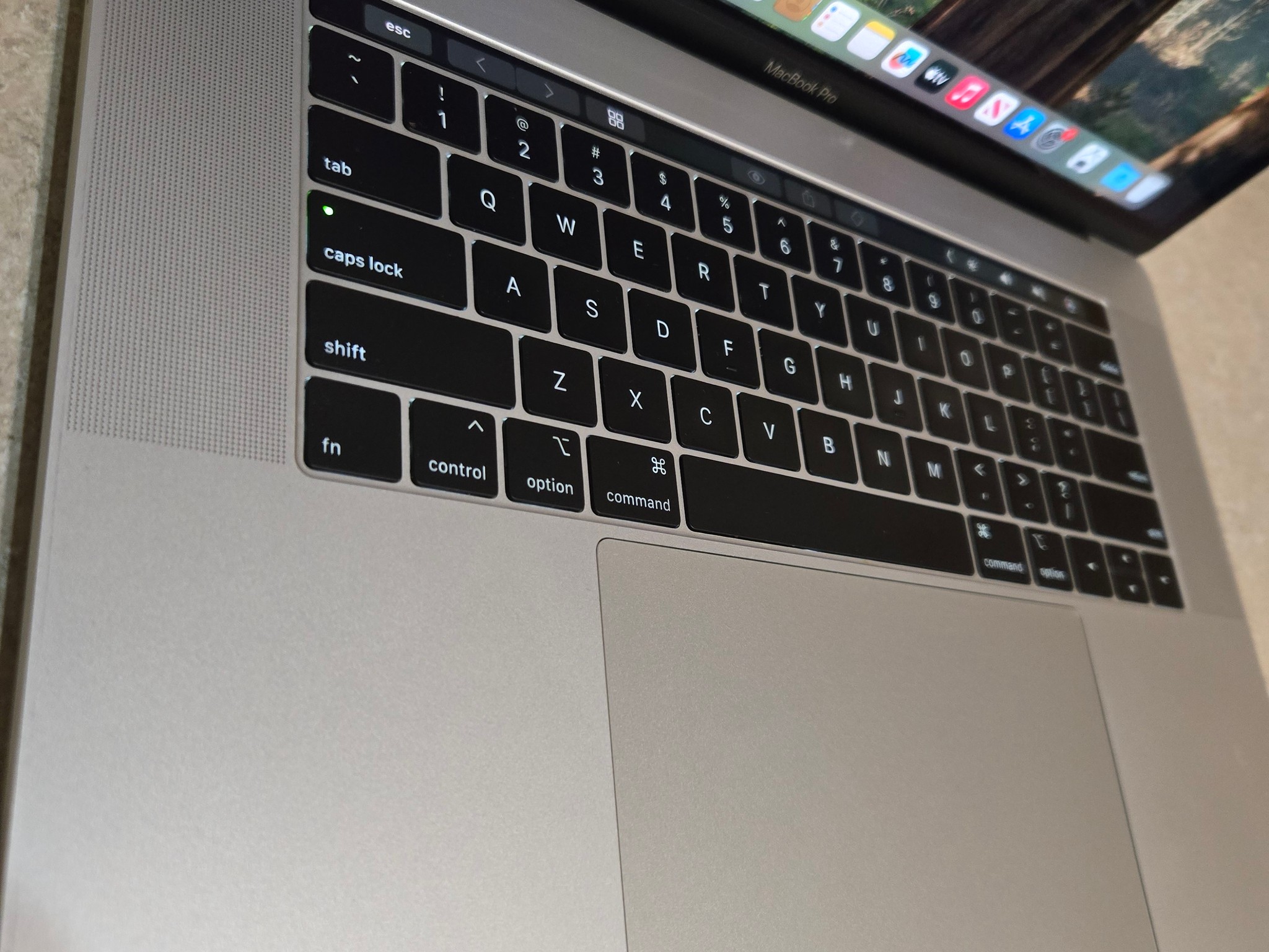 Apple Macbook Pro 15 inch Laptop - 2018 - intel i7 - 512GB SSD - Model A1990