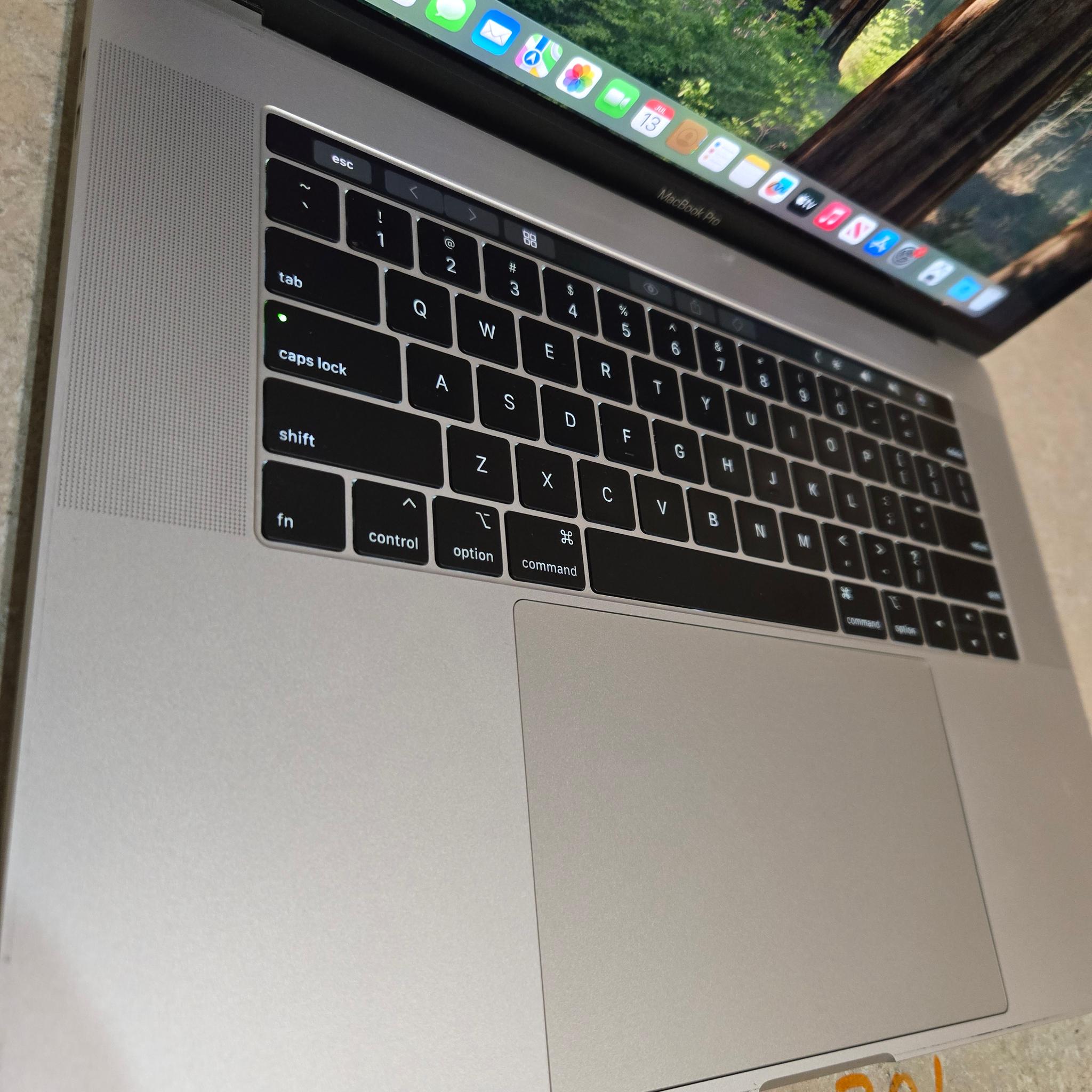 Apple Macbook Pro 15 inch Laptop - 2018 - intel i7 - 512GB SSD - Model A1990