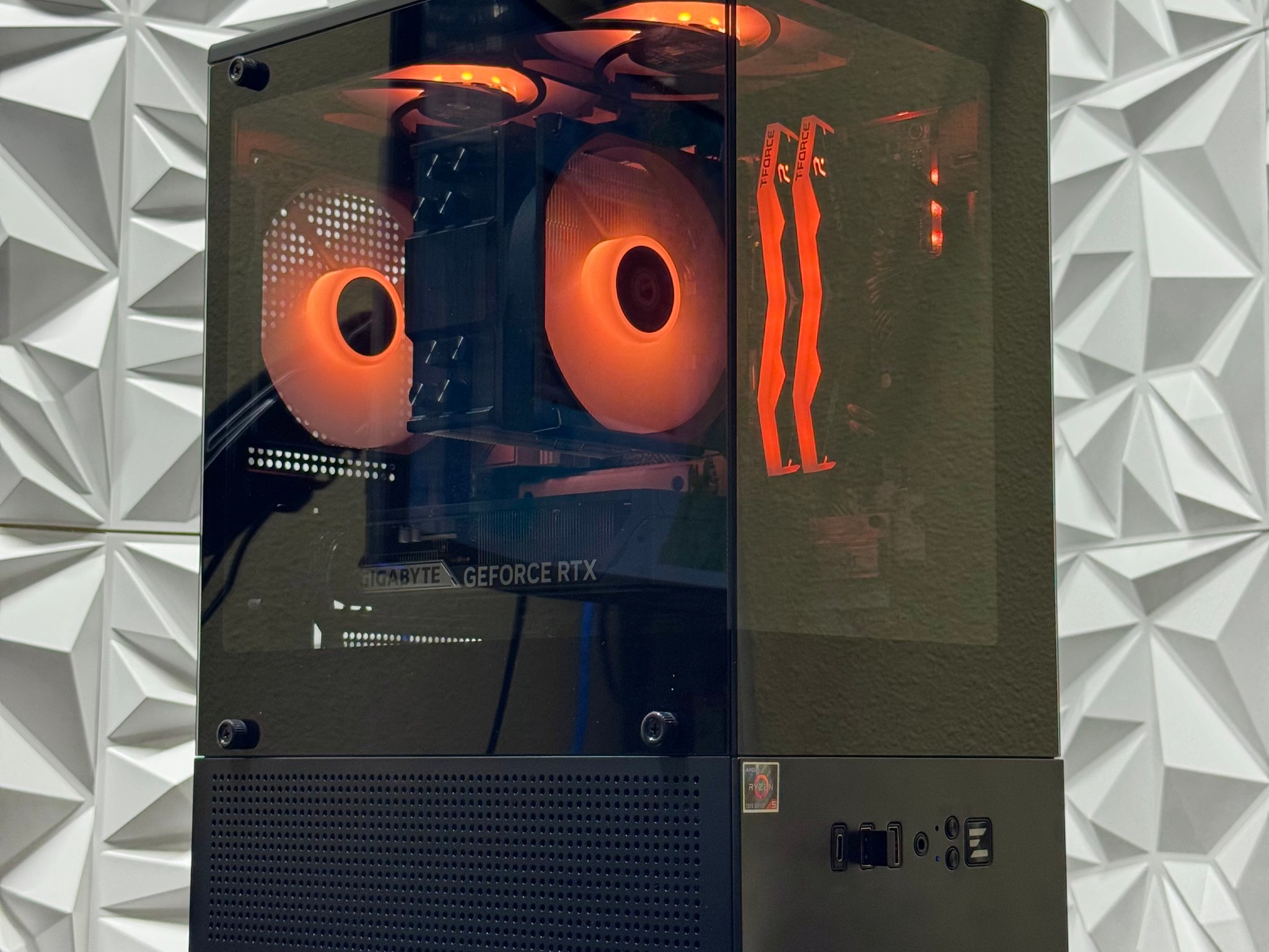 RTX 5060 / Ryzen 5 7600x / 16GB 6000MHz DDR5 / 500GB P310 Crucial ssd / windows 11 pro