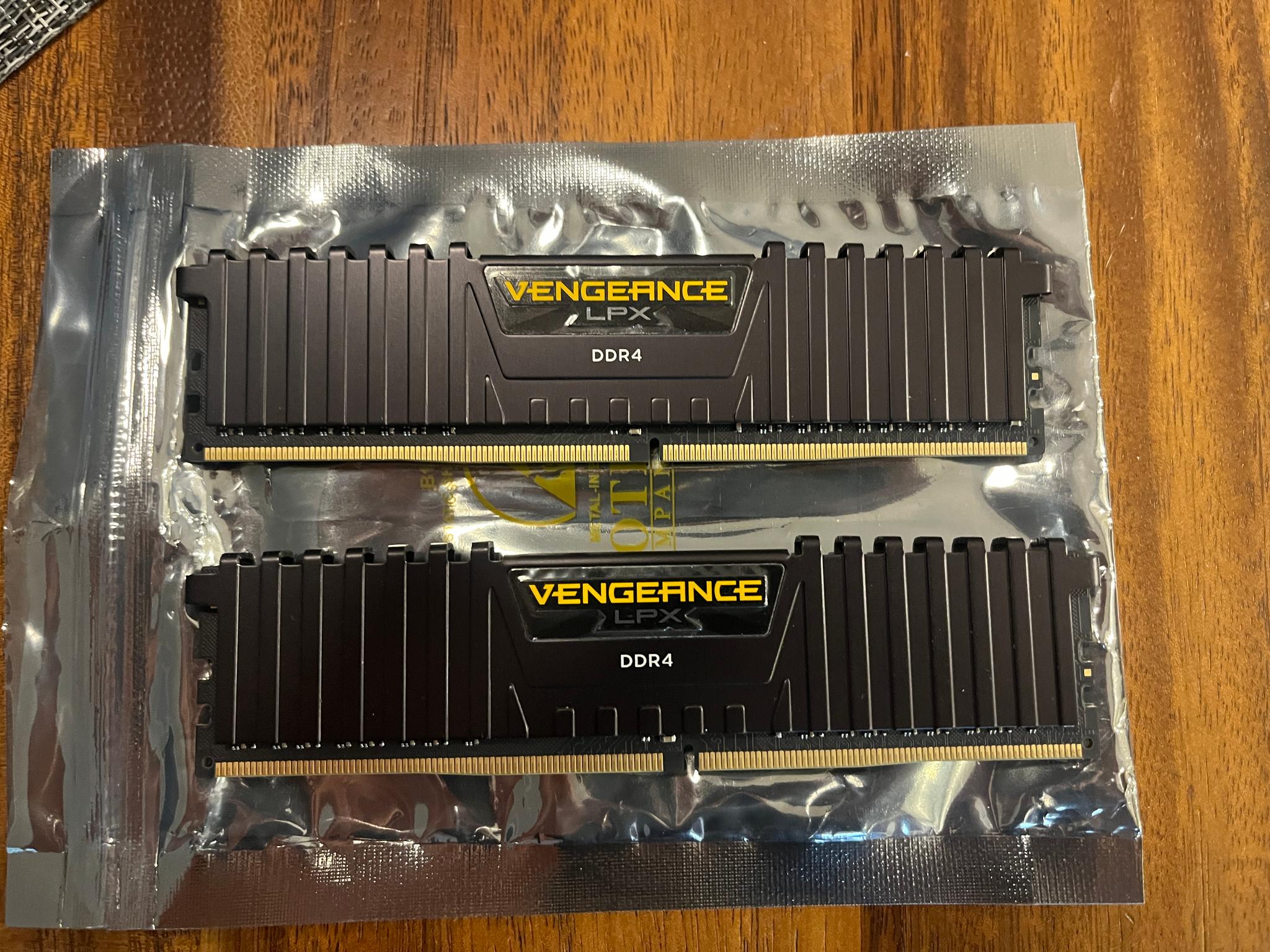 8GB (2 x 4GB) DIMM Desktop Memory RAM DDR4-2400 Corsair CMK8GX4M2A2400C16