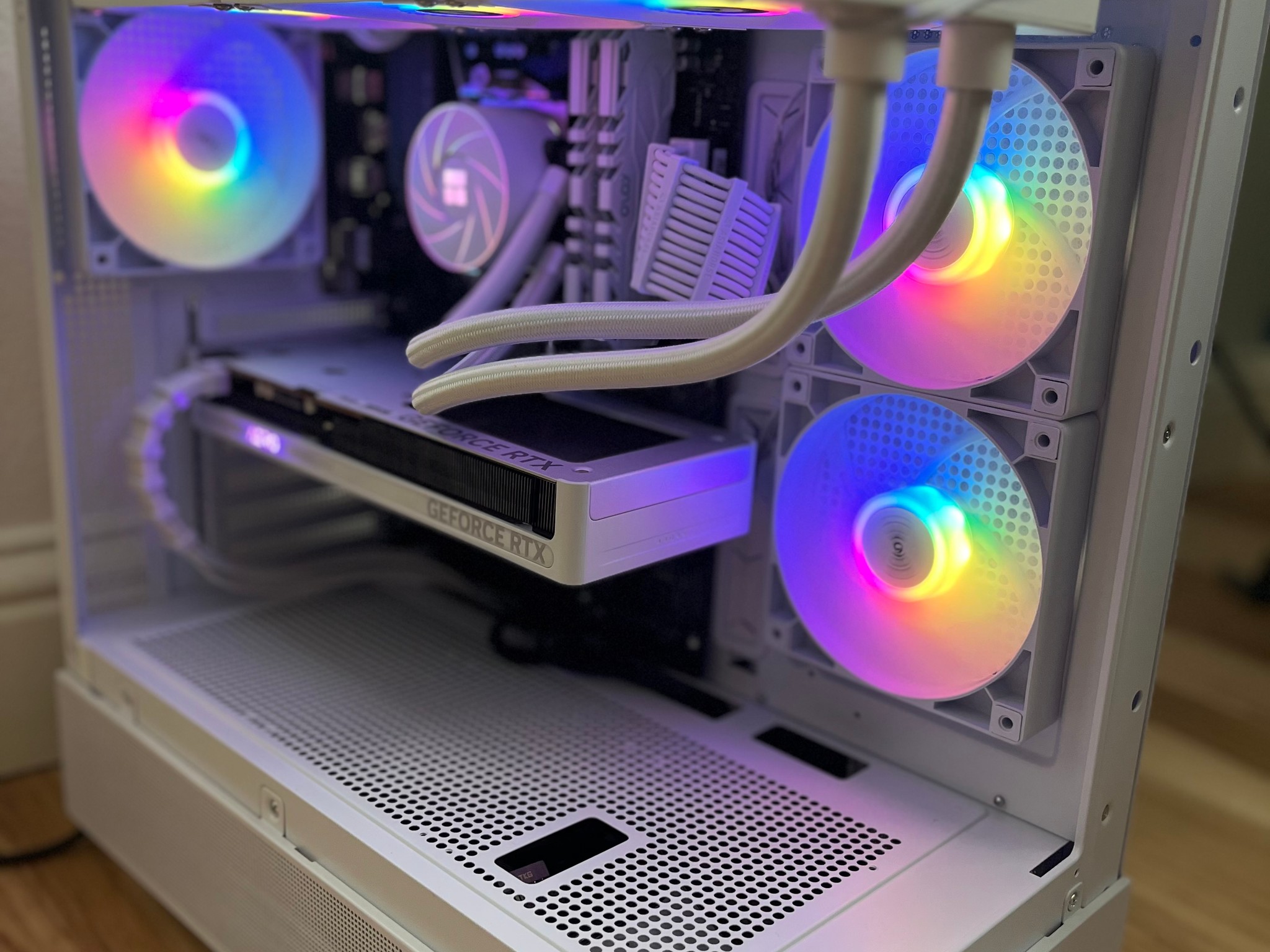 WHITEOUT BRAND NEW 1440p CUSTOM GAMING PC/ RYZEN 7/ RTX 5060