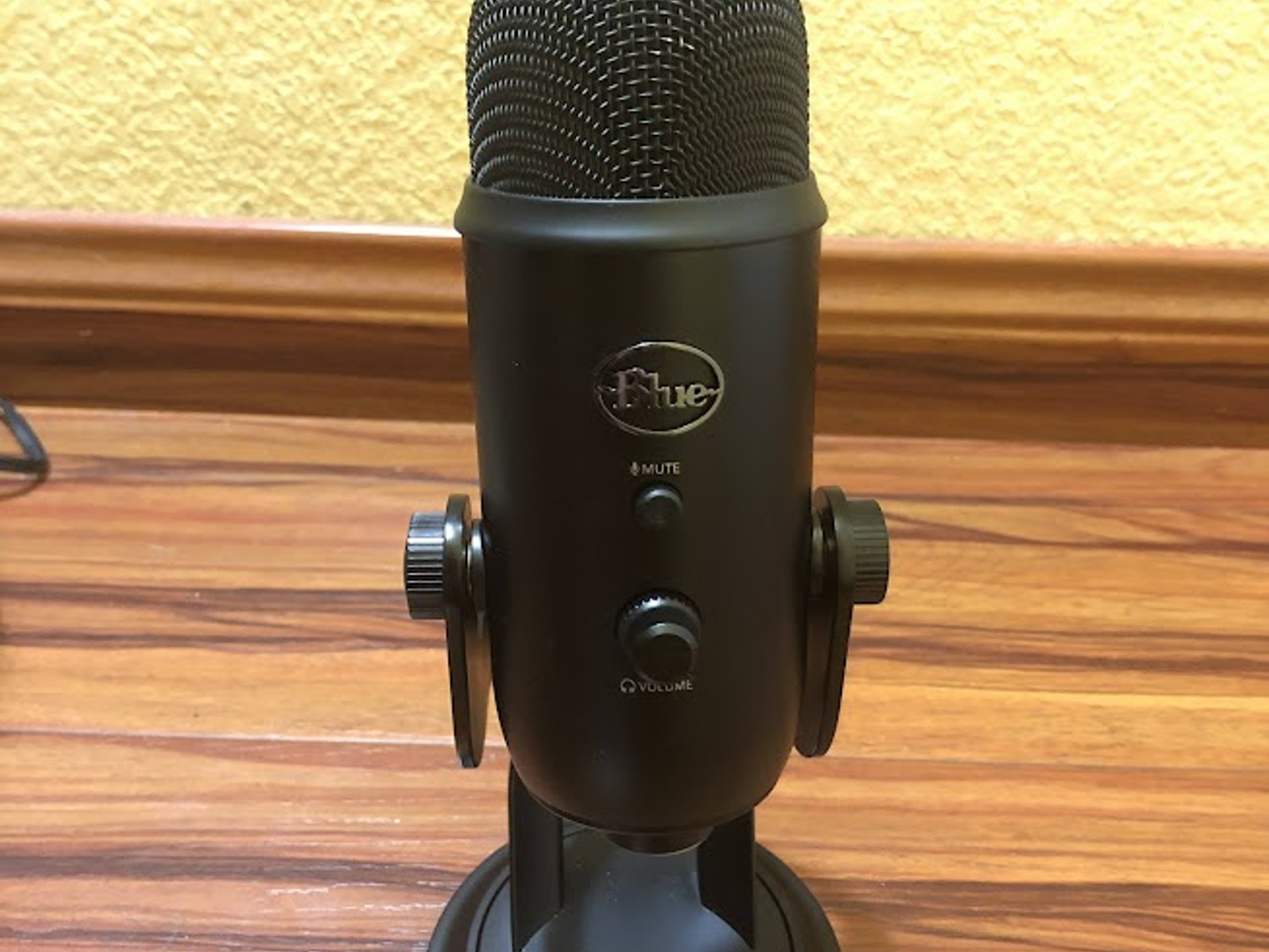 Blue Yeti USB Microphone - Blackout w/ Mudder Foam Cover & Auphonix Pop Filter