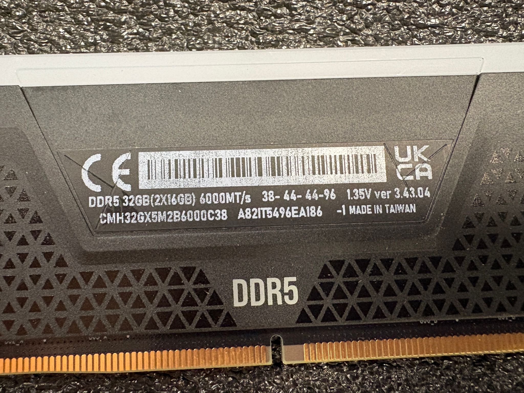 CORSAIR VENGEANCE RGB 32GB (2x16GB) DDR5 600MHZ-CMH32GX5M2B6000C38- Desktop Memory