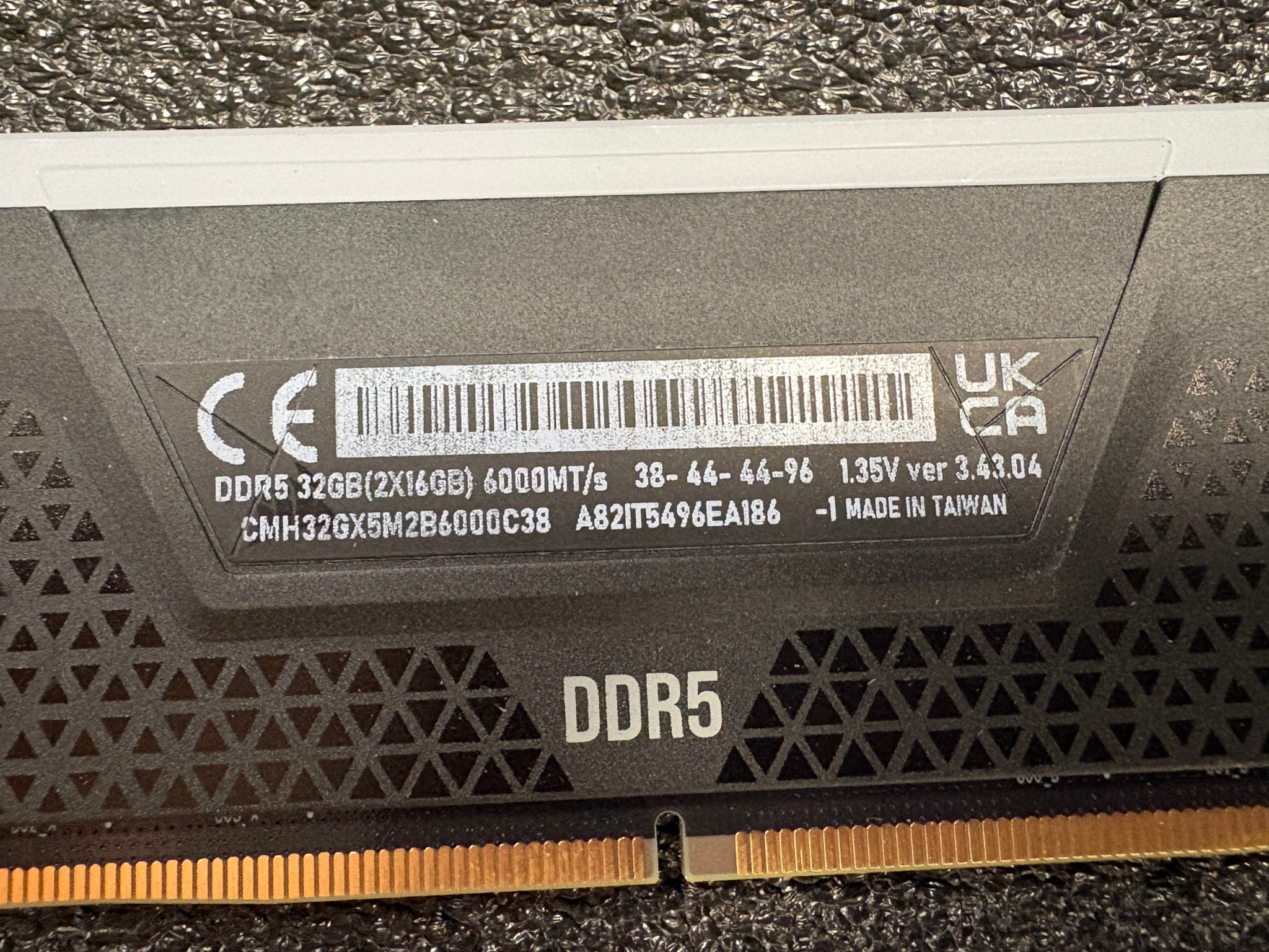 CORSAIR VENGEANCE RGB 32GB (2x16GB) DDR5 600MHZ-CMH32GX5M2B6000C38- Desktop Memory