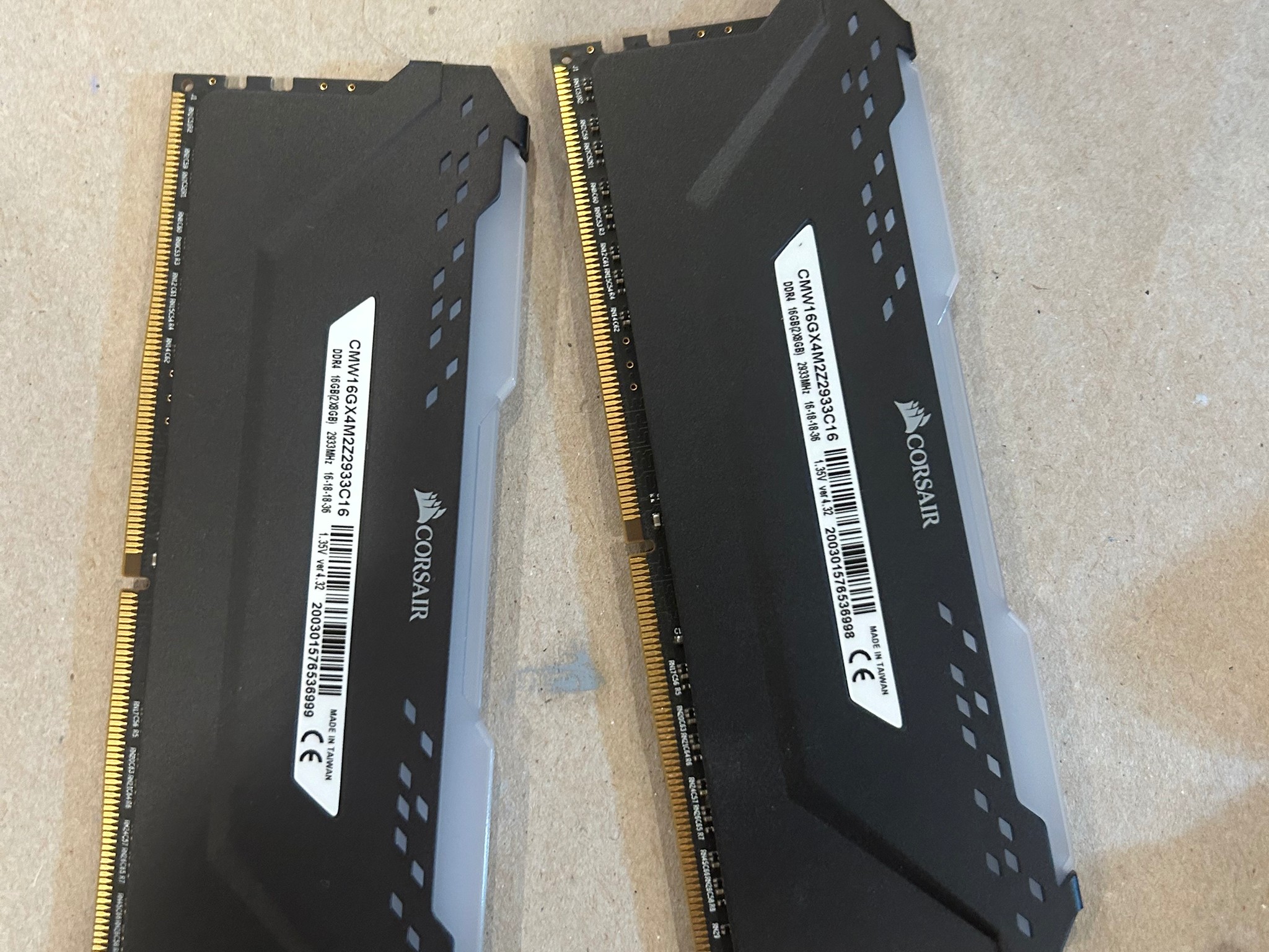 Corsair Vengeance RGB Pro SL 16 GB DDR4-2933 CL16-18-18-36 1.35V Kit