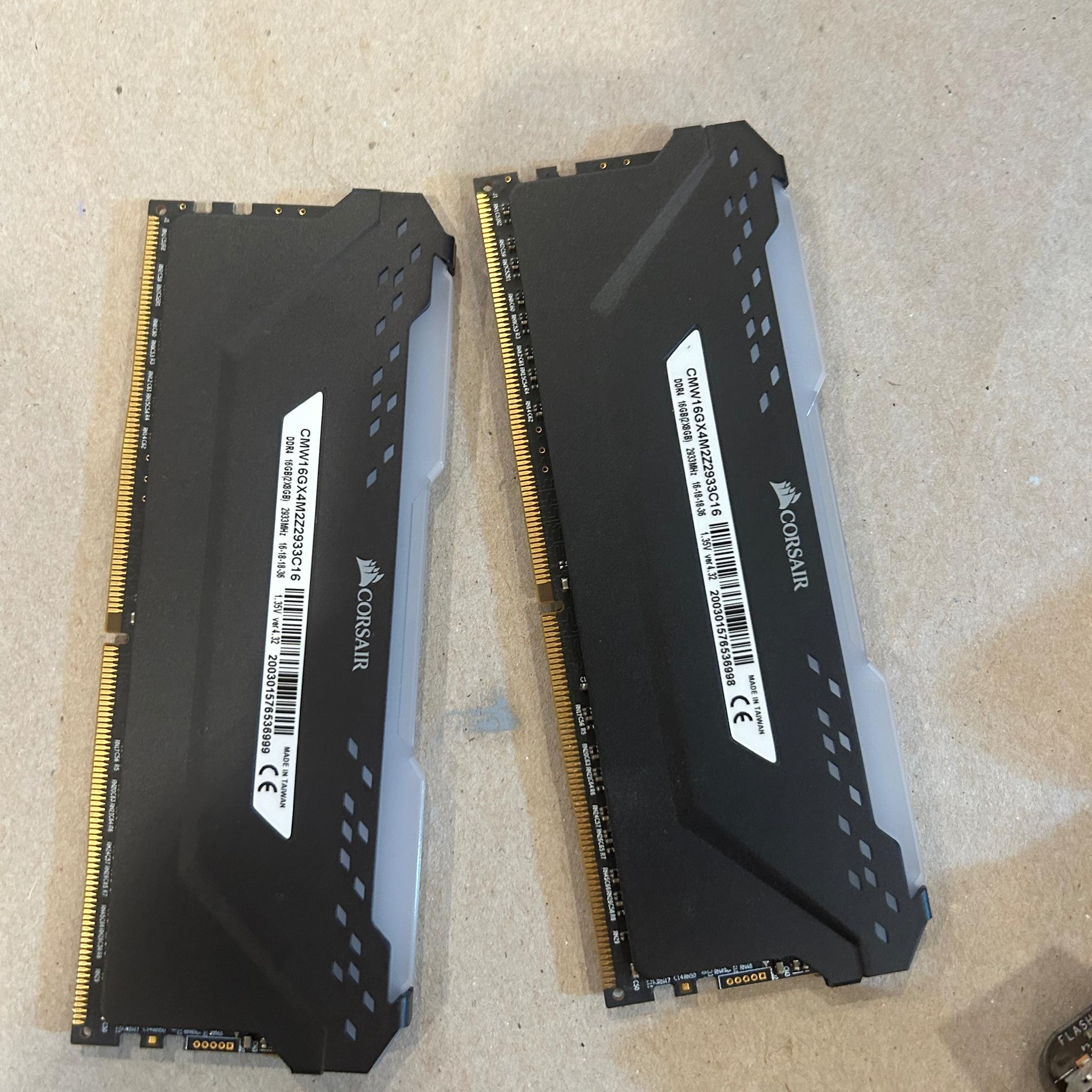 Corsair Vengeance RGB Pro SL 16 GB DDR4-2933 CL16-18-18-36 1.35V Kit