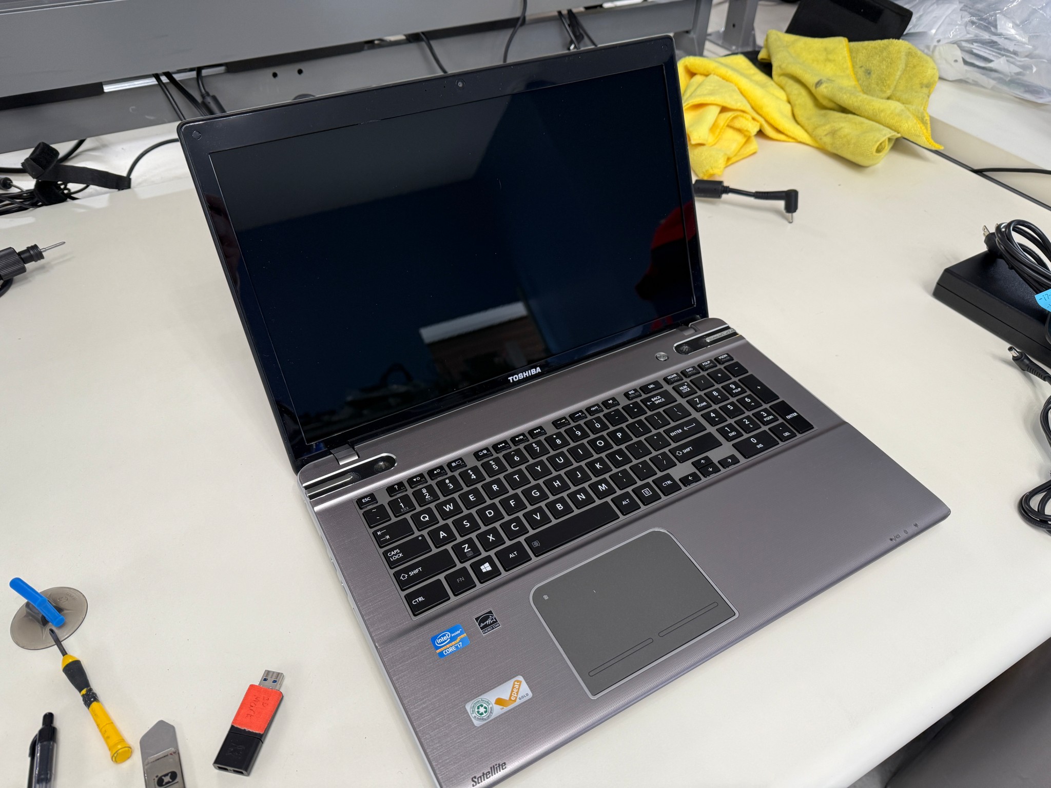 Toshiba Satellite P870- i7-3630QM+GeForce GT 630m+ 32GB Ram+ 256 SSD+W10