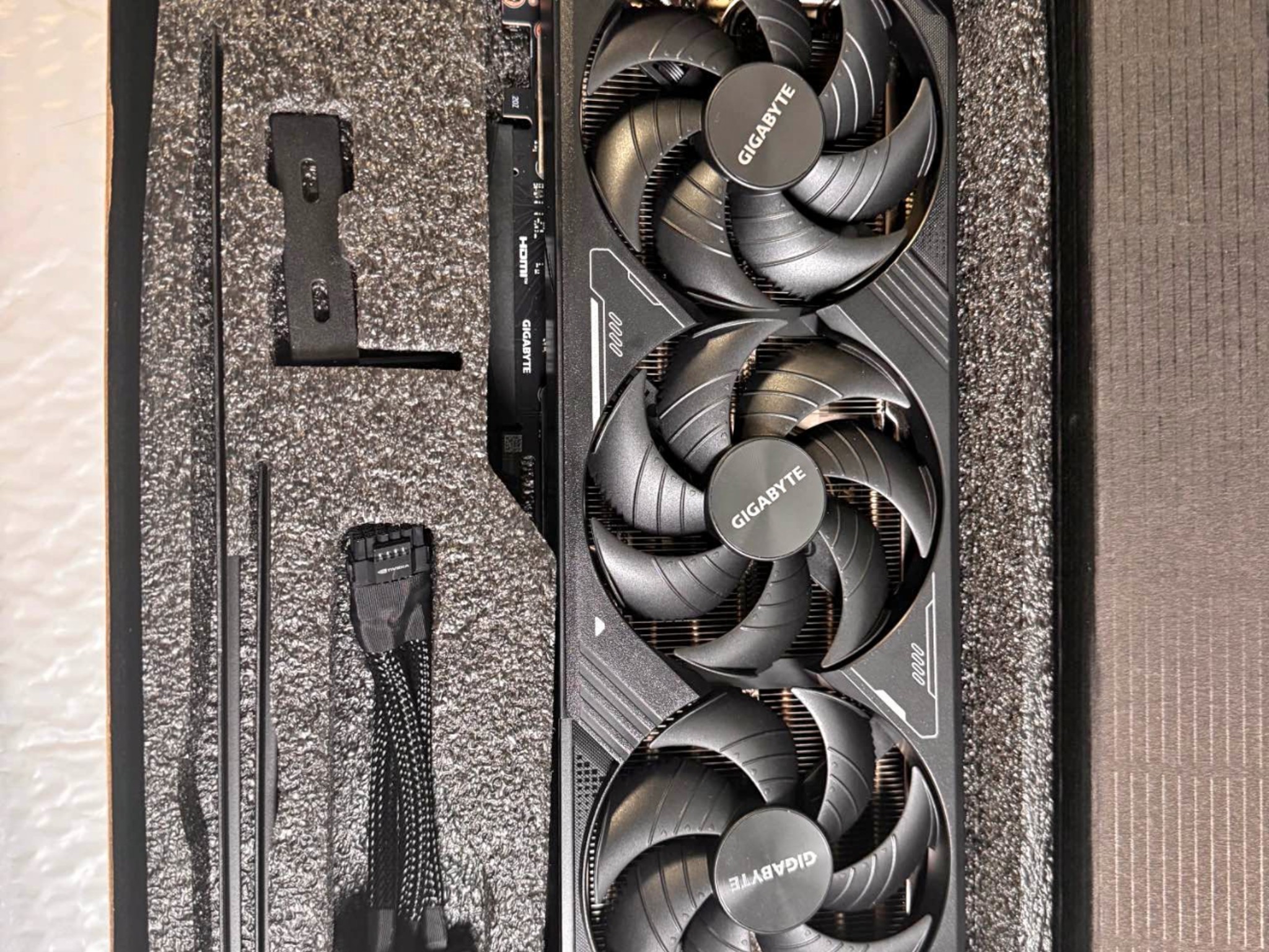 GIGABYTE GeForce RTX 5080 WINDFORCE OC SFF 16G