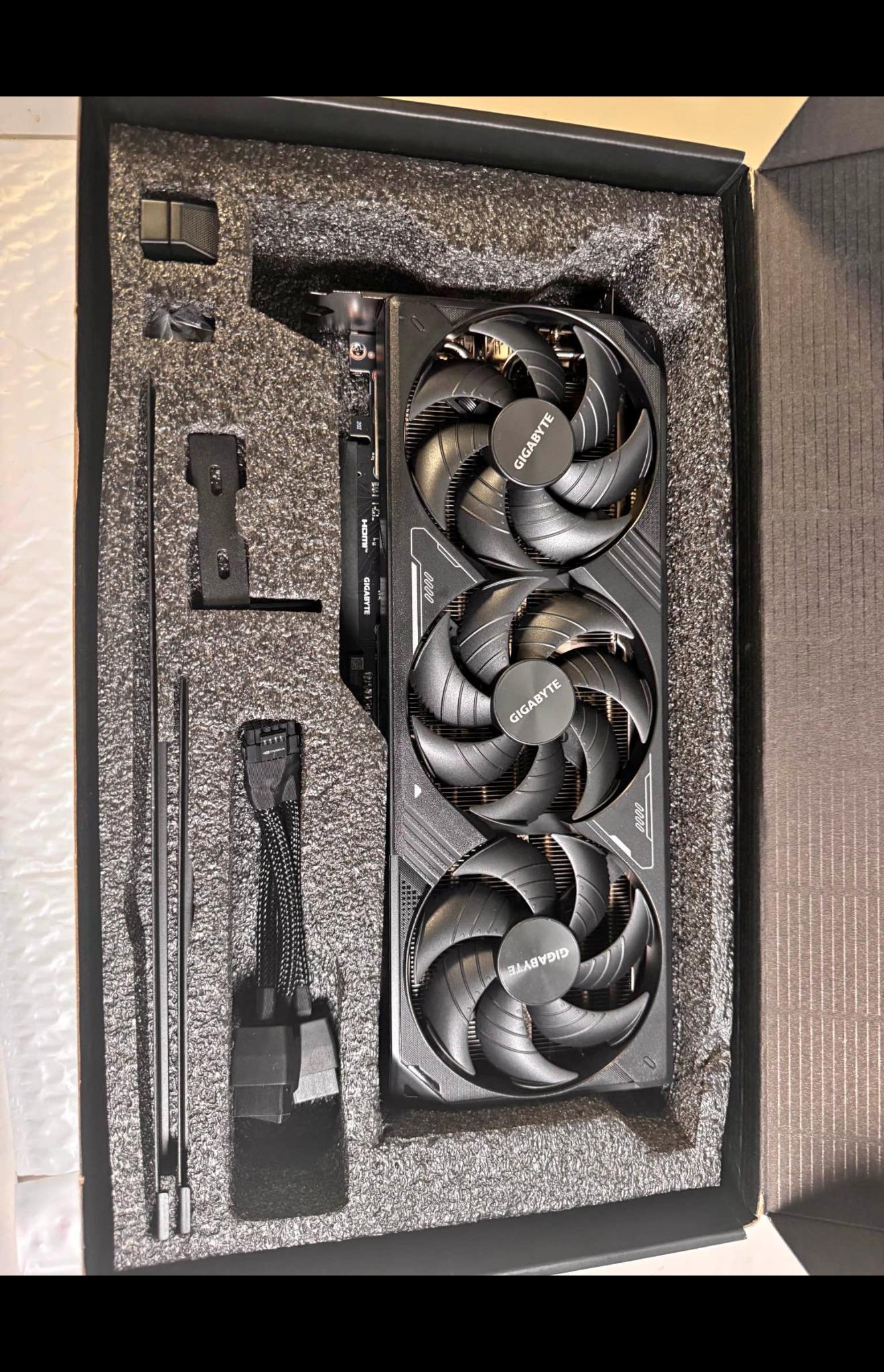 GIGABYTE GeForce RTX 5080 WINDFORCE OC SFF 16G