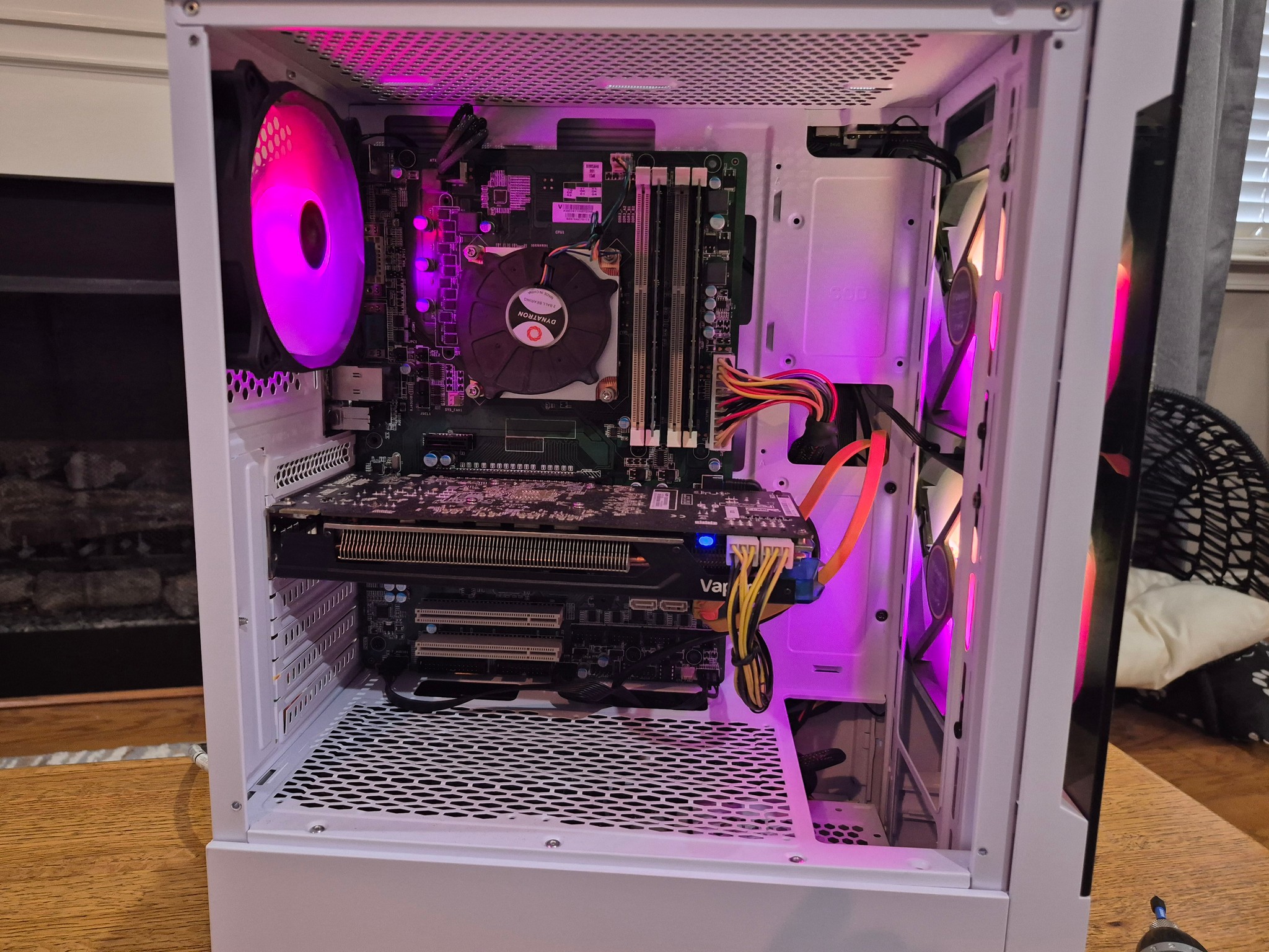 80 FPS Fortnite | i5-4590 , 16GB RAM, 256GB SSD, 500GB HDD, R9 270 2GB, RGB, Wifi