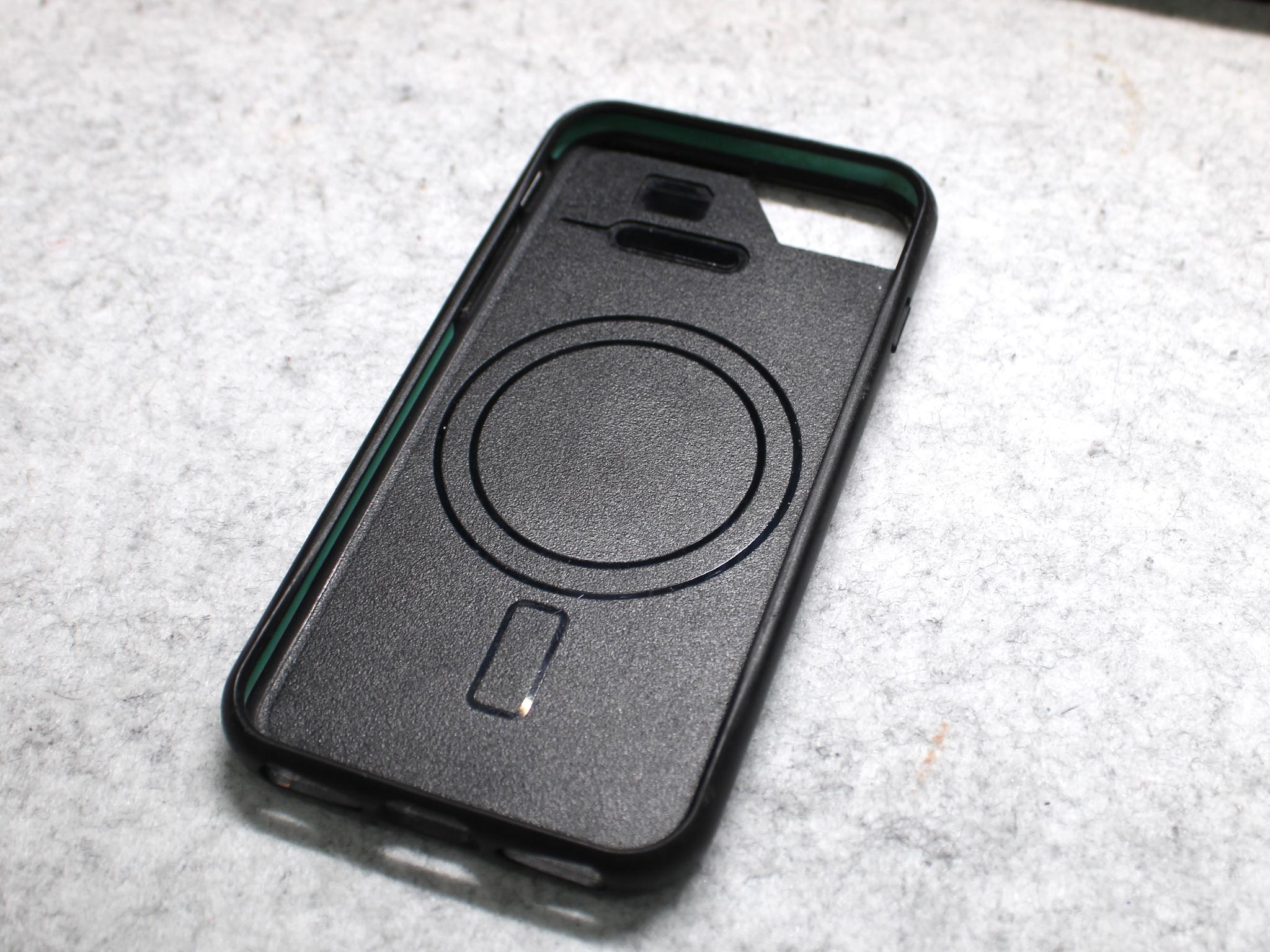 iPhone SE 2022 Unlocked With Mous case