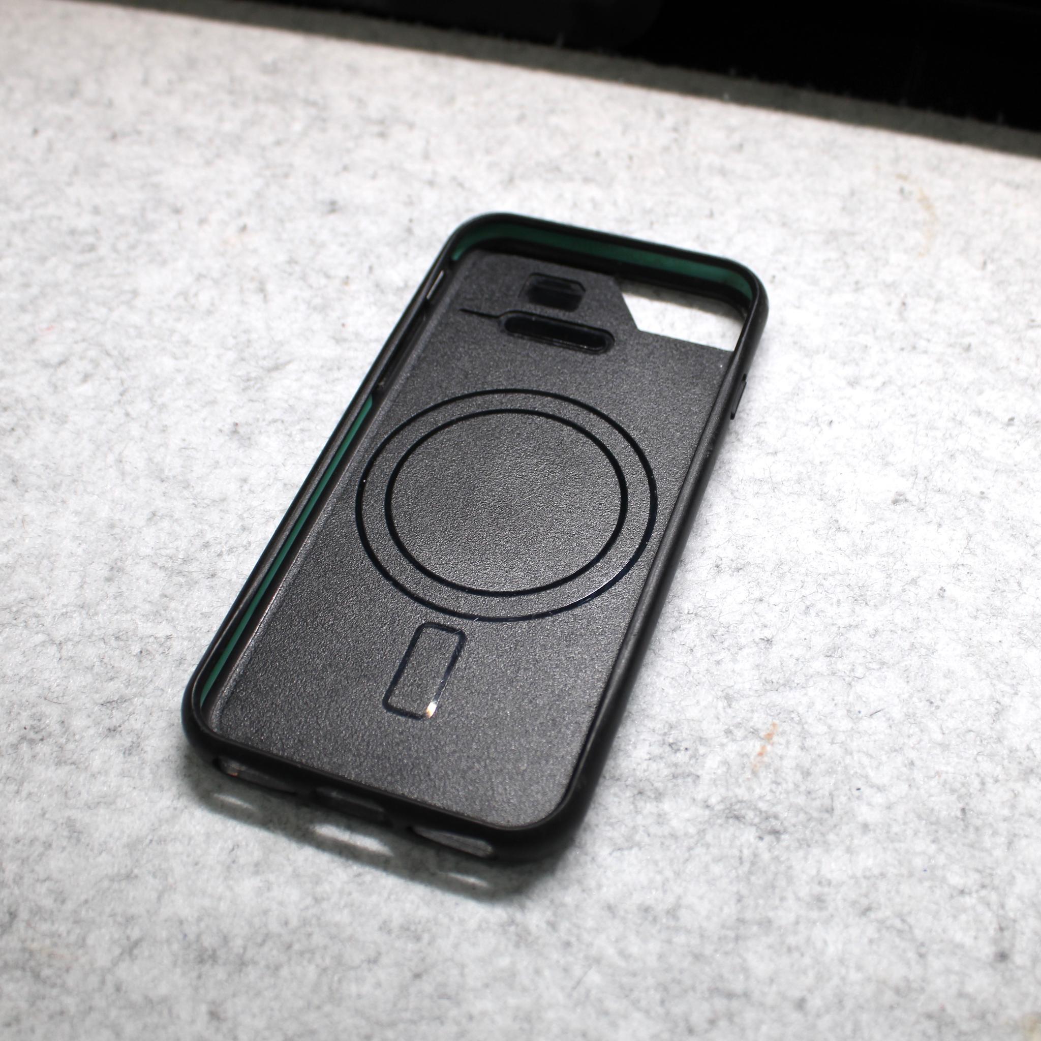 iPhone SE 2022 Unlocked With Mous case