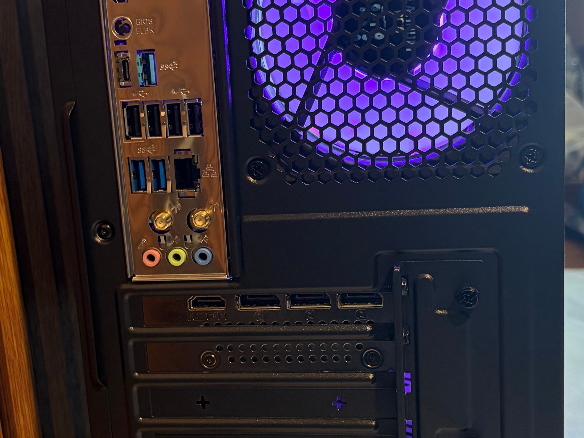 RTX 5060 | RYZEN 5 8400F | 16GB DDR5 | 1TB SSD | 650W | 240MM