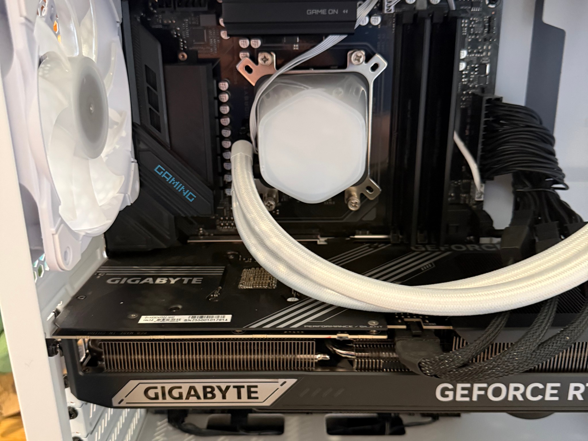RTX 5080 (16GB) | Ryzen 7 9800X3D | 32GB DDR5 | 4TB NVMe SSD