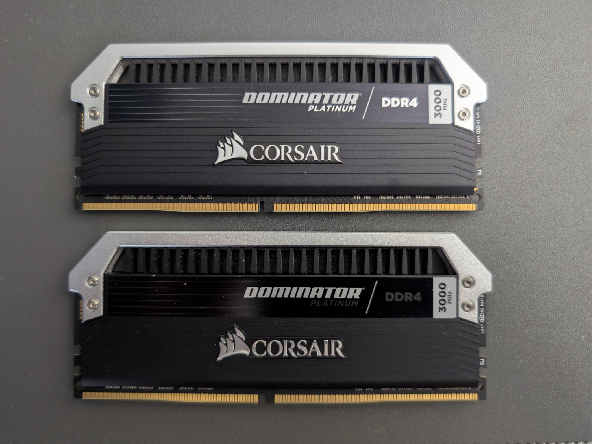 Corsair Dominator Platinum 32 GB (16 GB x2) DDR4-3000