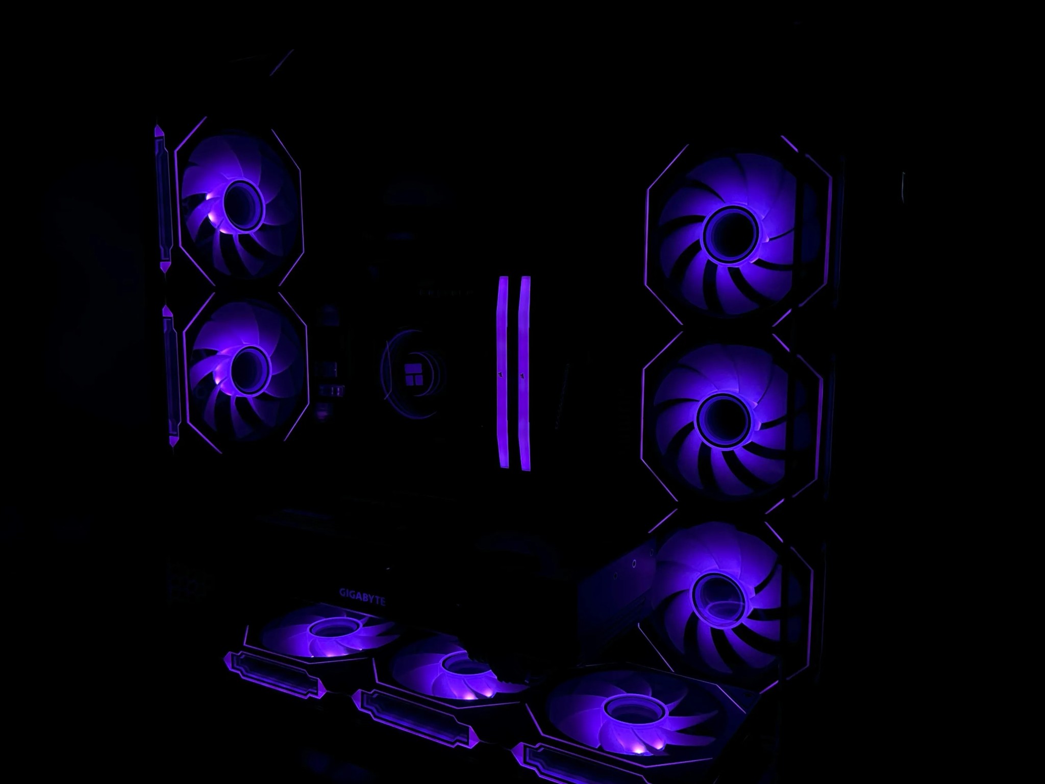 BIG SALE New Sleek Black Fishtank RGB Custom 1440p Gaming PC – GPU : 7700XT CPU : 9600X