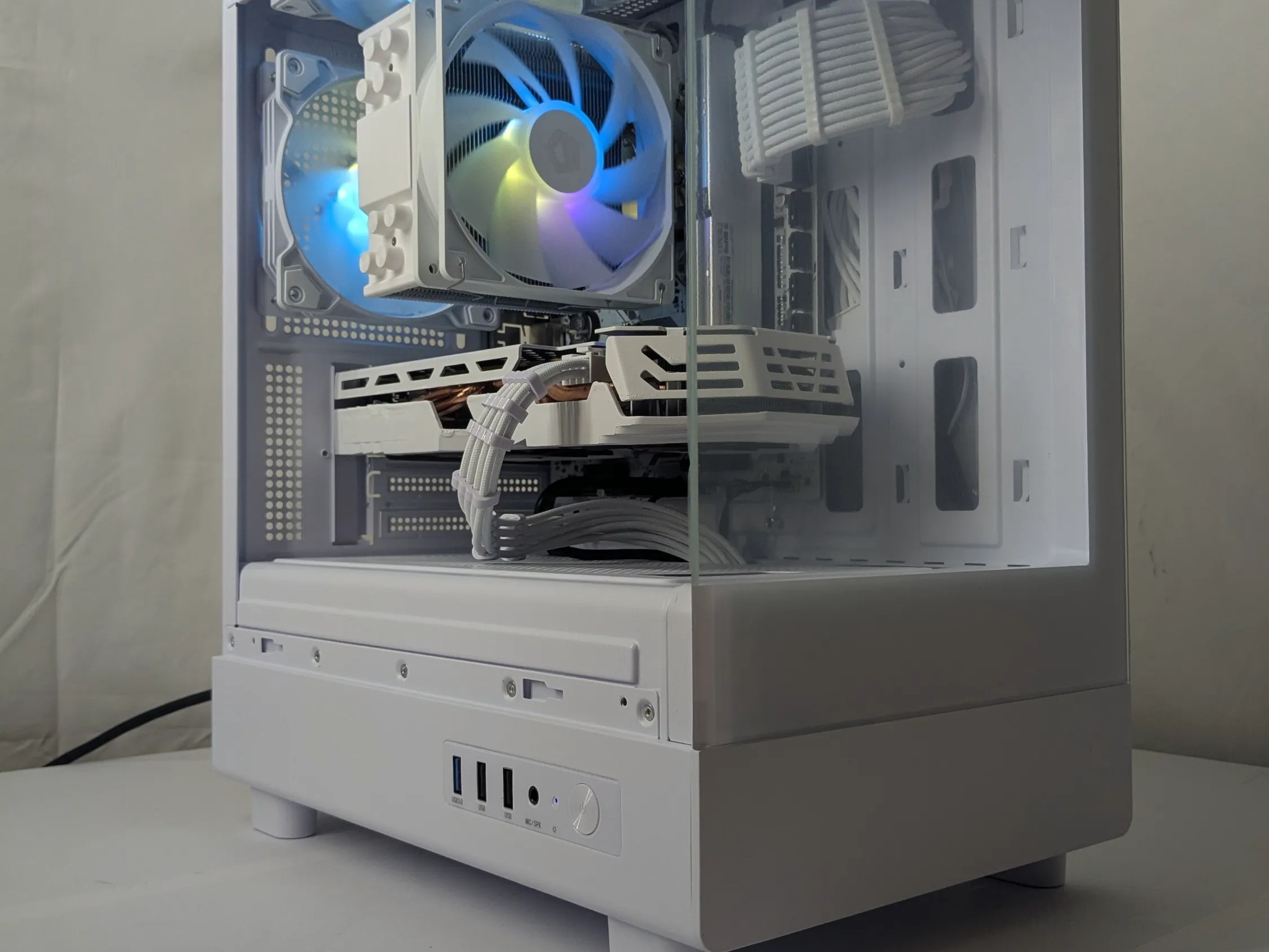 White-Themed Gaming PC – RX 580 | Ryzen 7 1700 | 16GB RAM | 500GB NVMe SSD