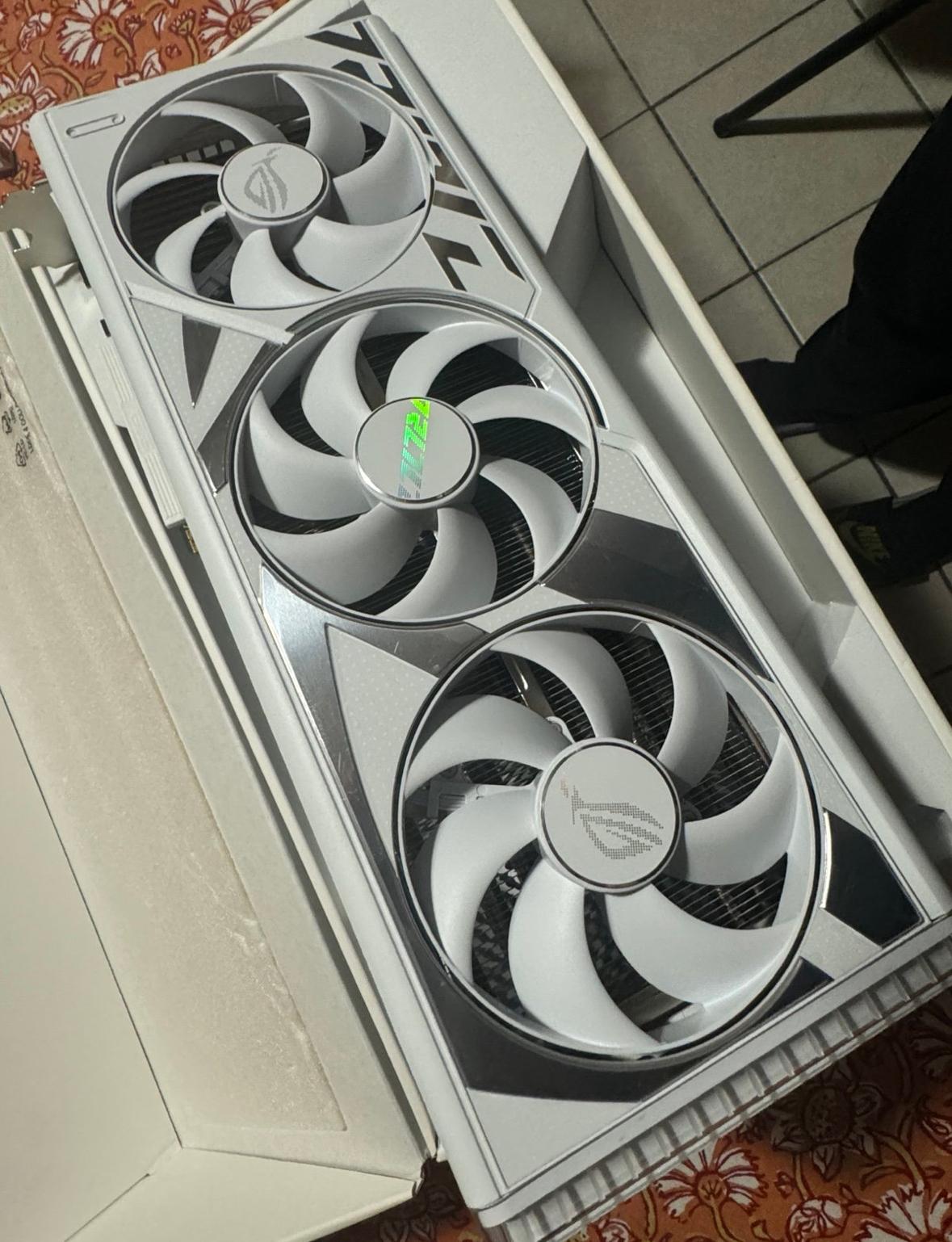 ❄️ WHITE ASUS ROG STRIX 4090 ❄️ ⚠️ HARD TO FIND GPU ⚠️