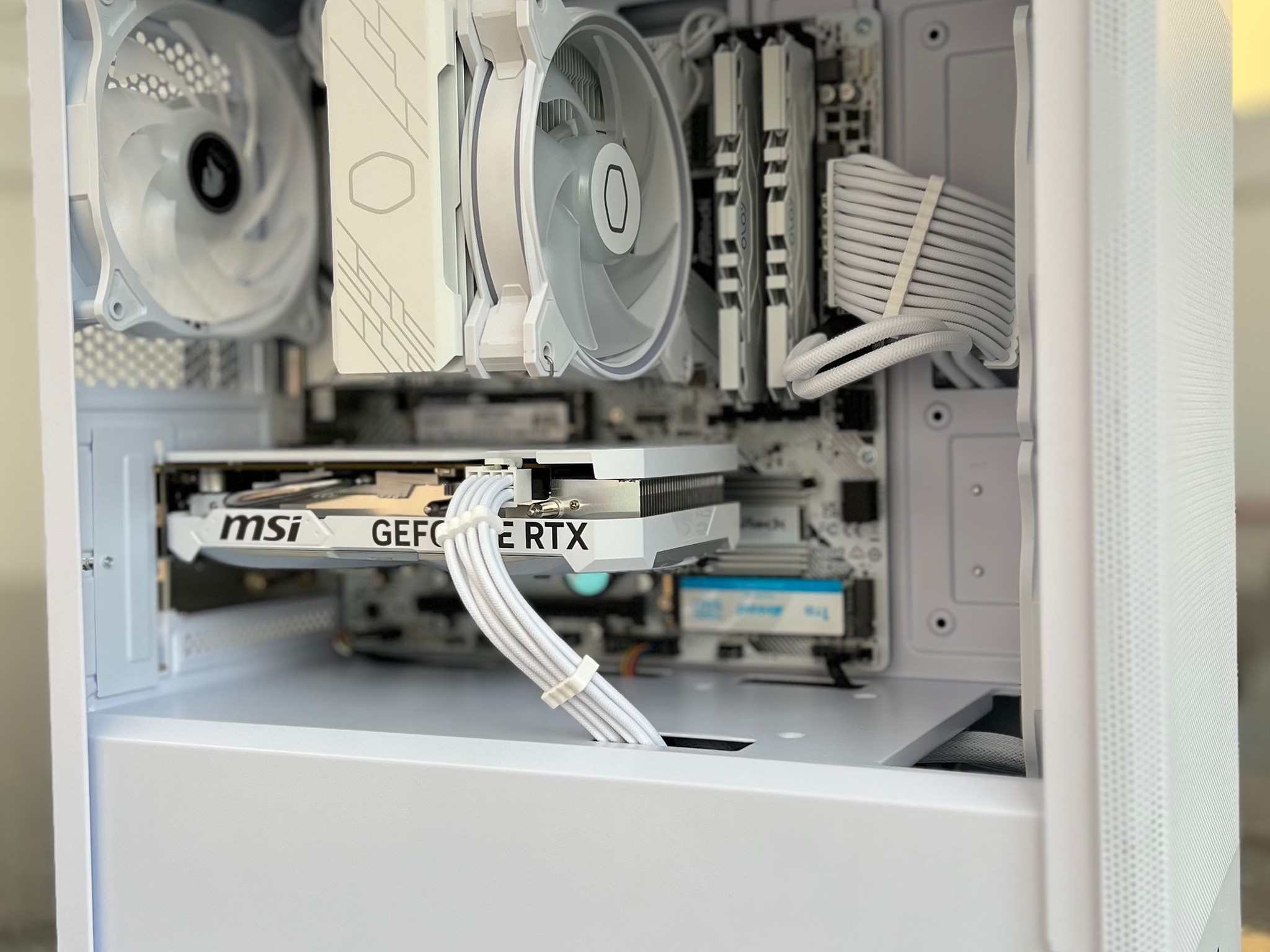 All White Gaming PC Ryzen 5 5600/RTX 4060 8GB/1.5 TB NVME SSD/32 GB RAM 3200 DDR4