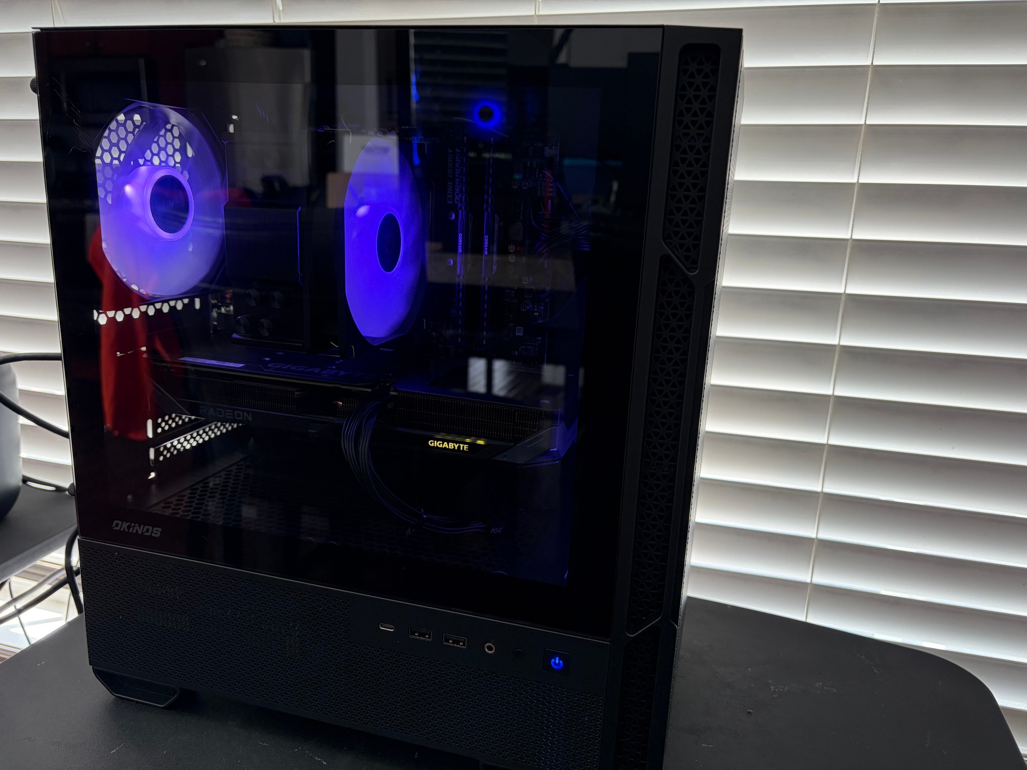 RX 9060 XT 16GB | Ryzen 7 5700X | 32GB RAM | 1.5TB NVMe | Wi-Fi | ARGB