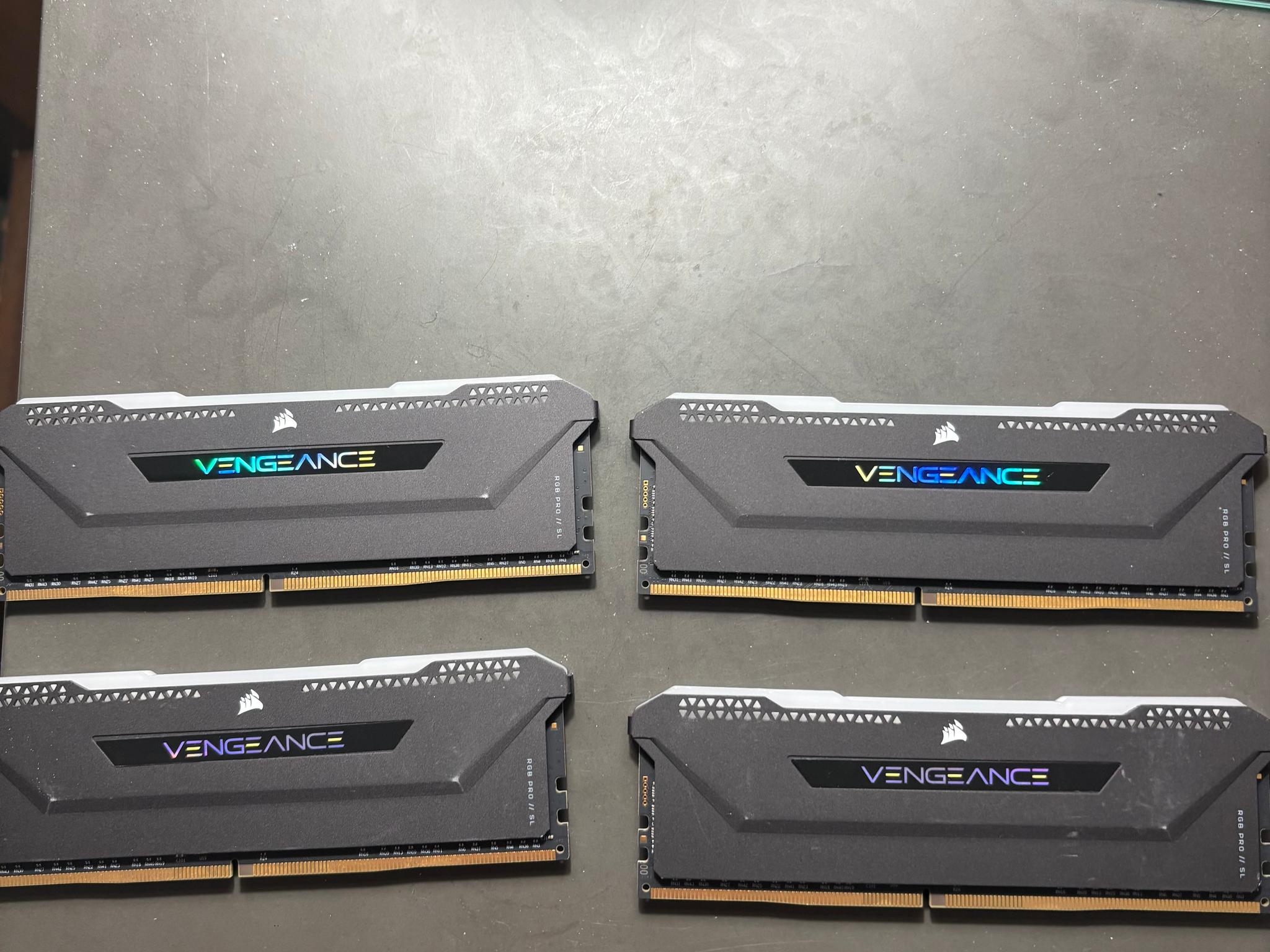 32 GB DDR4 Corsair 3600C18 RAM