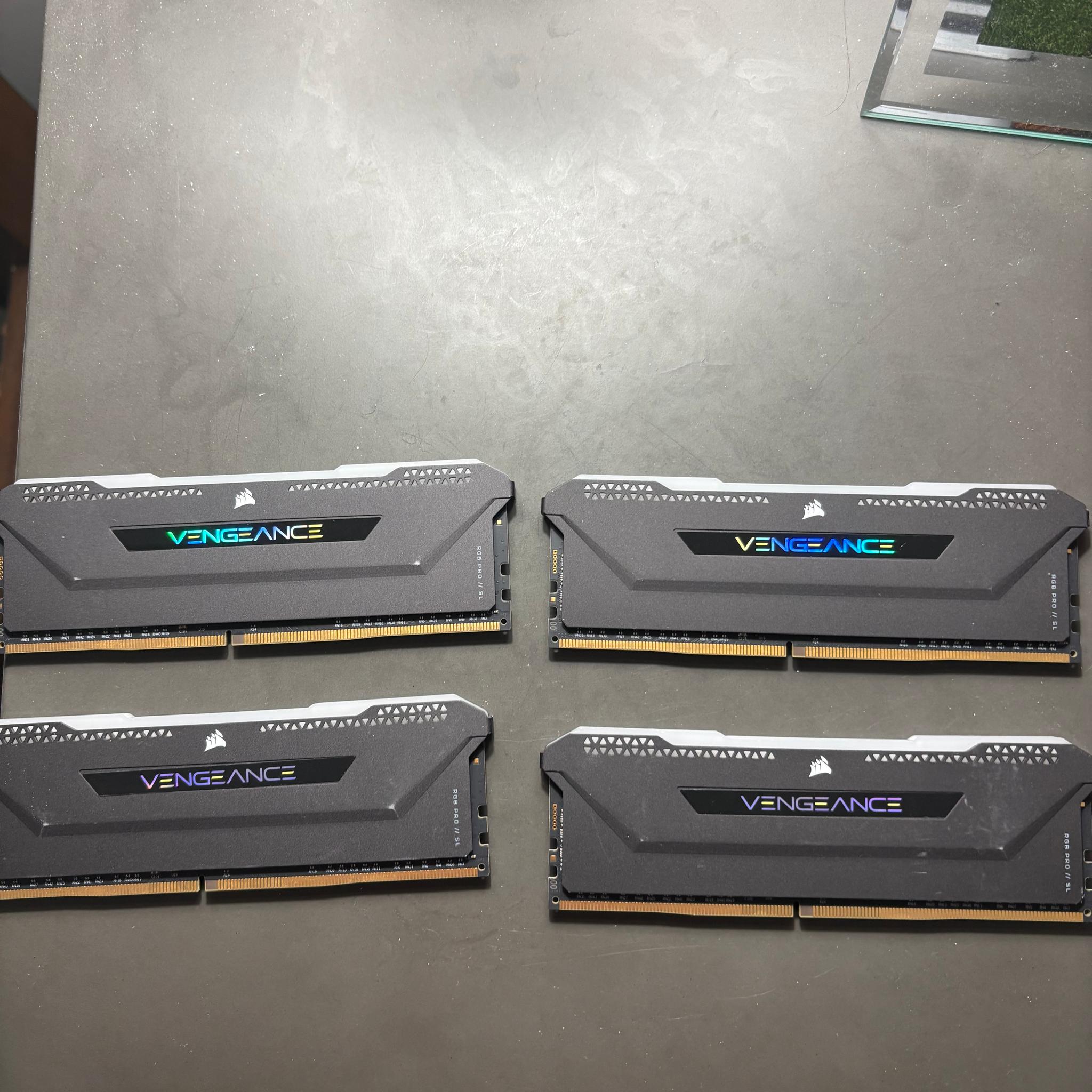 32 GB DDR4 Corsair 3600C18 RAM