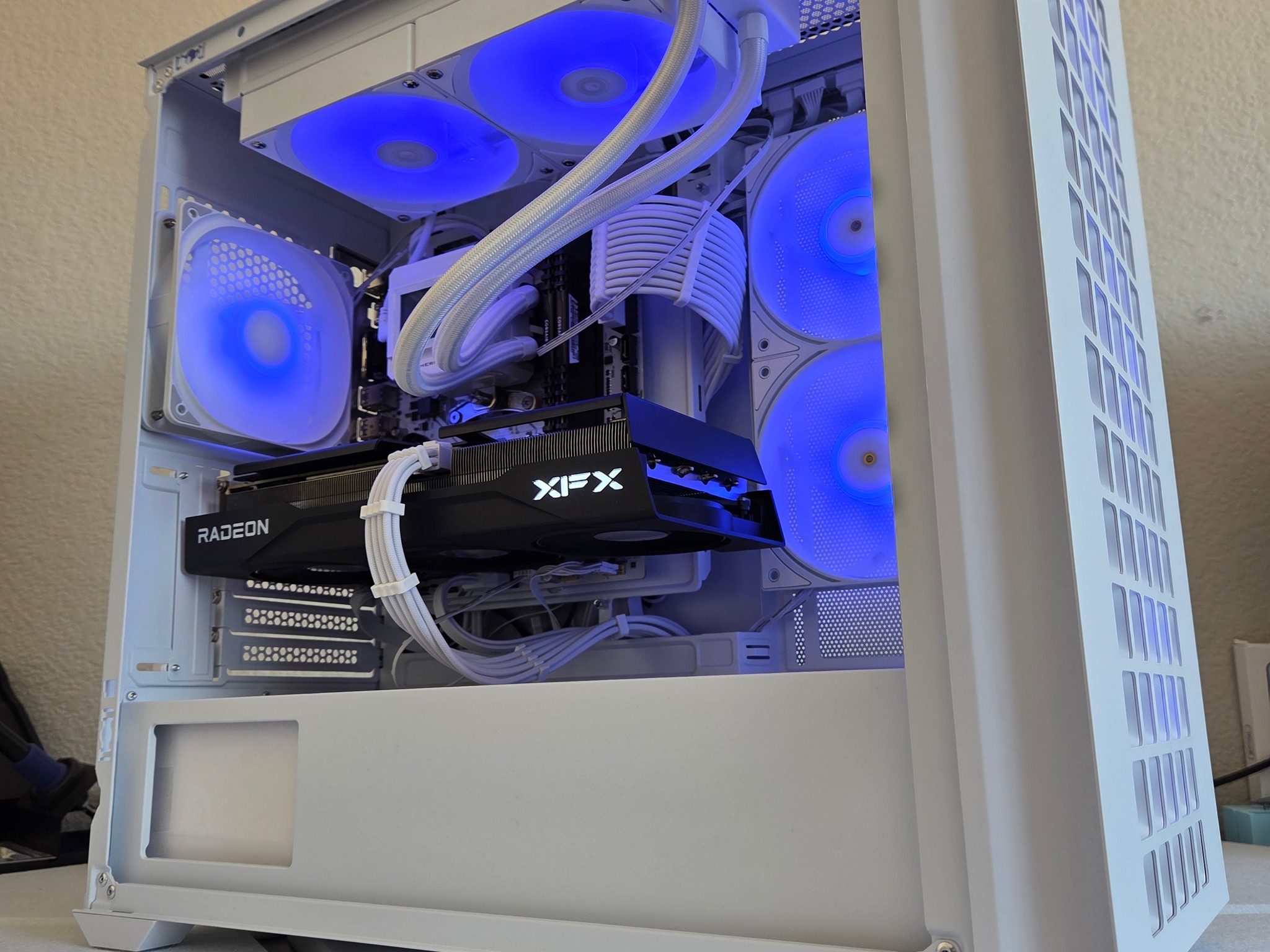 FROST PRO PLAYER🤍❄️💙9060XT Ryzen 7 5700x