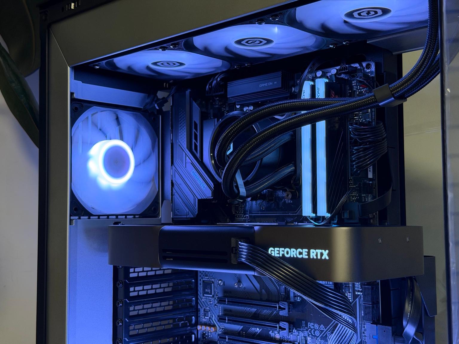 RTX 5080 Founders Edition | Ryzen 7 9800X3D | 32GB DDR5 | 1TB NVMe | Phanteks EVOLV X2