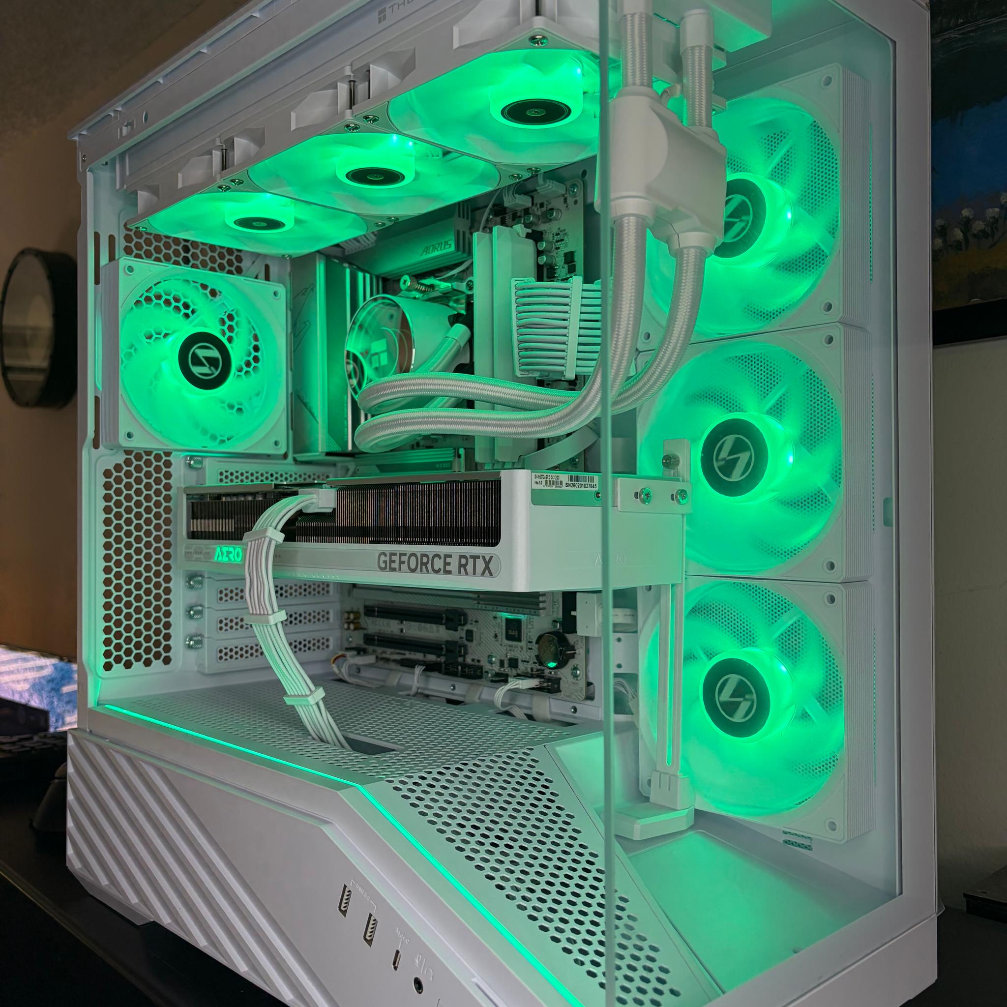 All White 9700X / 5070 AERO / Lian Li V100