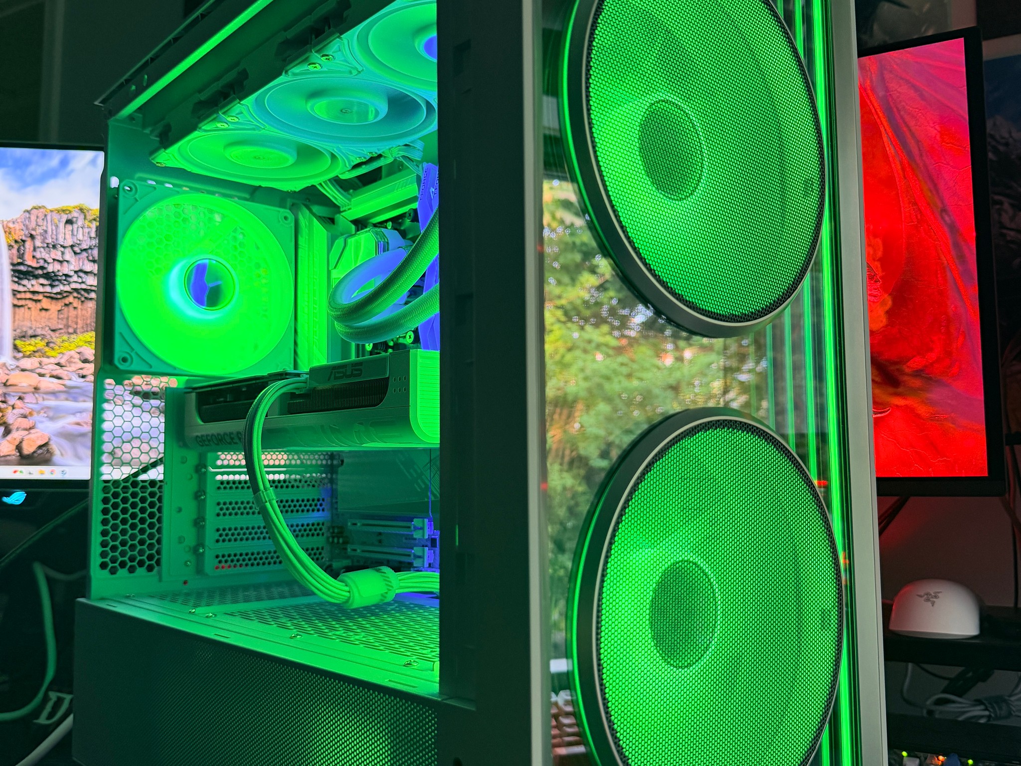 White Gaming PC // Ryzen 7 7800X3D | RTX 5070 | 32GB DDR5