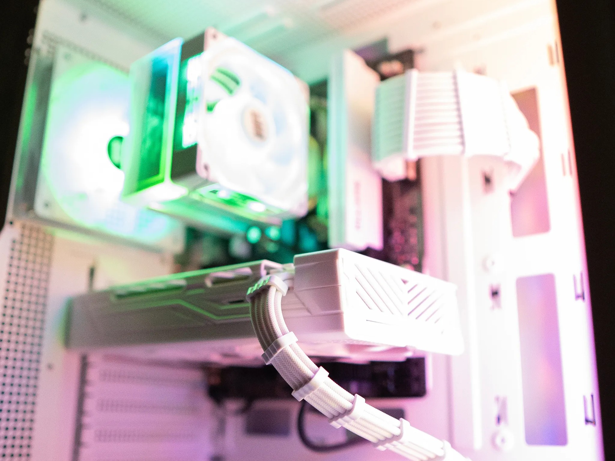 🍬🌨 | RX 580 8GB | RYZEN 5 1500X | 16GB DDR4 RAM | 1TB NVME SSD | Arctic Candy