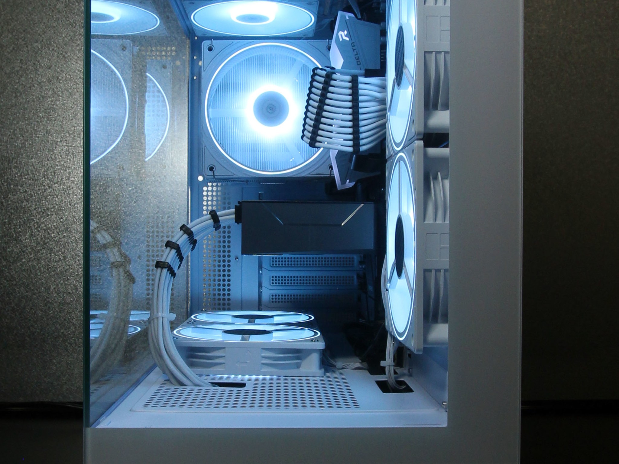 White Gaming PC / AMD Ryzen 5 7600X / RTX 3070 / 32GB / 1TB / Windows 10 Pro