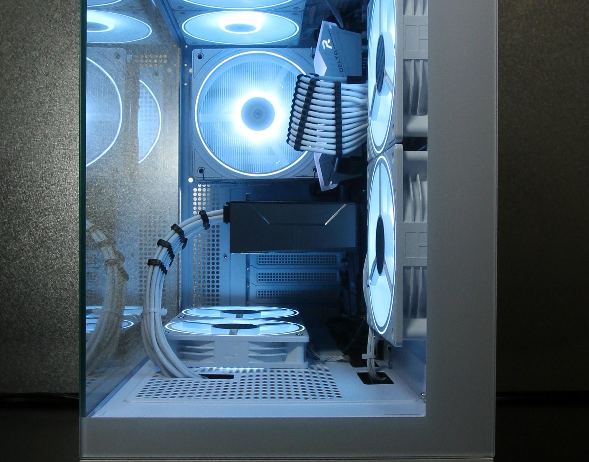 White Gaming PC / AMD Ryzen 5 7600X / RTX 3070 / 32GB / 1TB / Windows 10 Pro