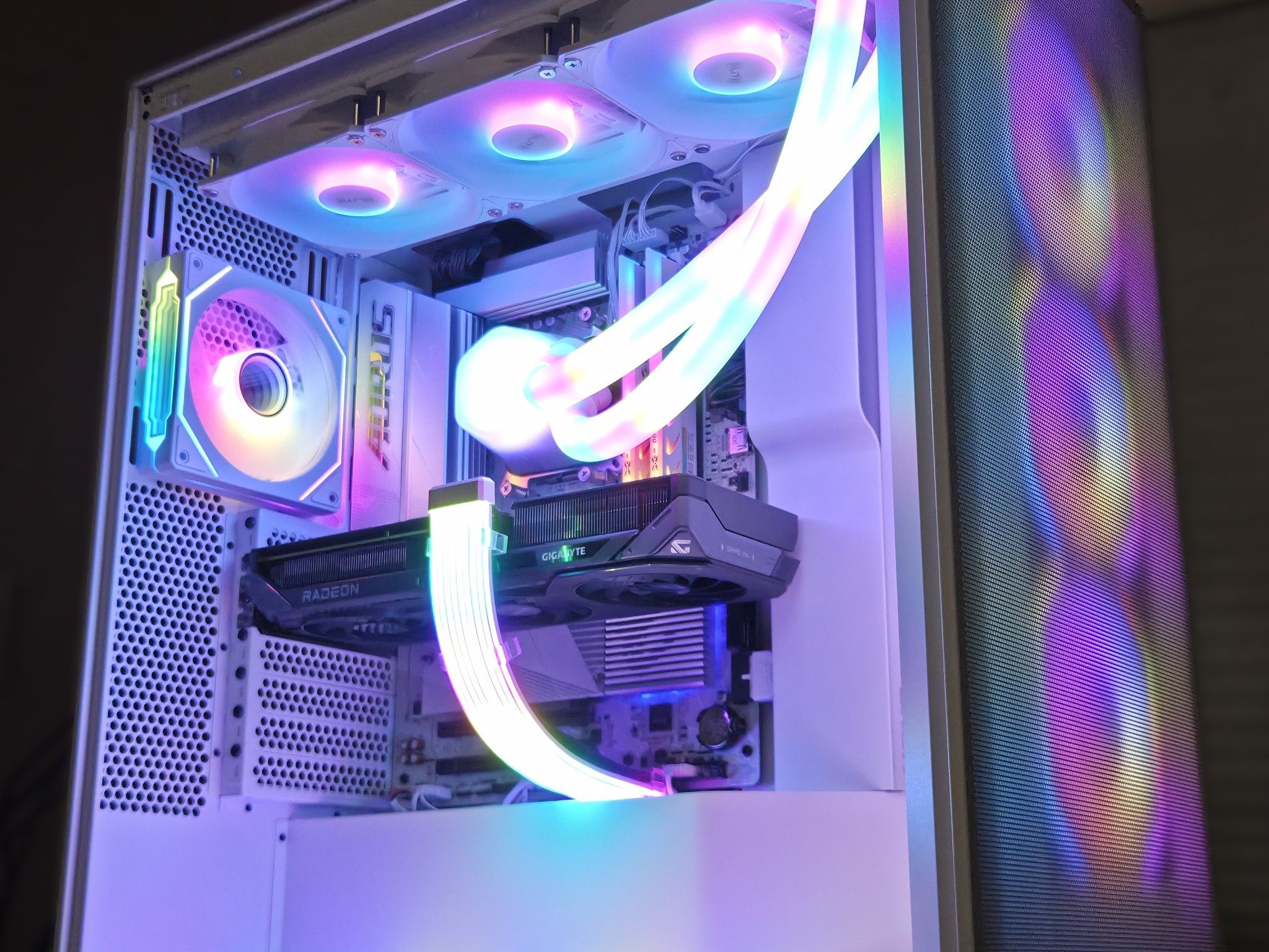 Cookies N’ Cream!🥛 7600X | 9060XT 16GB | 32GB DDR5 | 1TB Gen4 NVMe