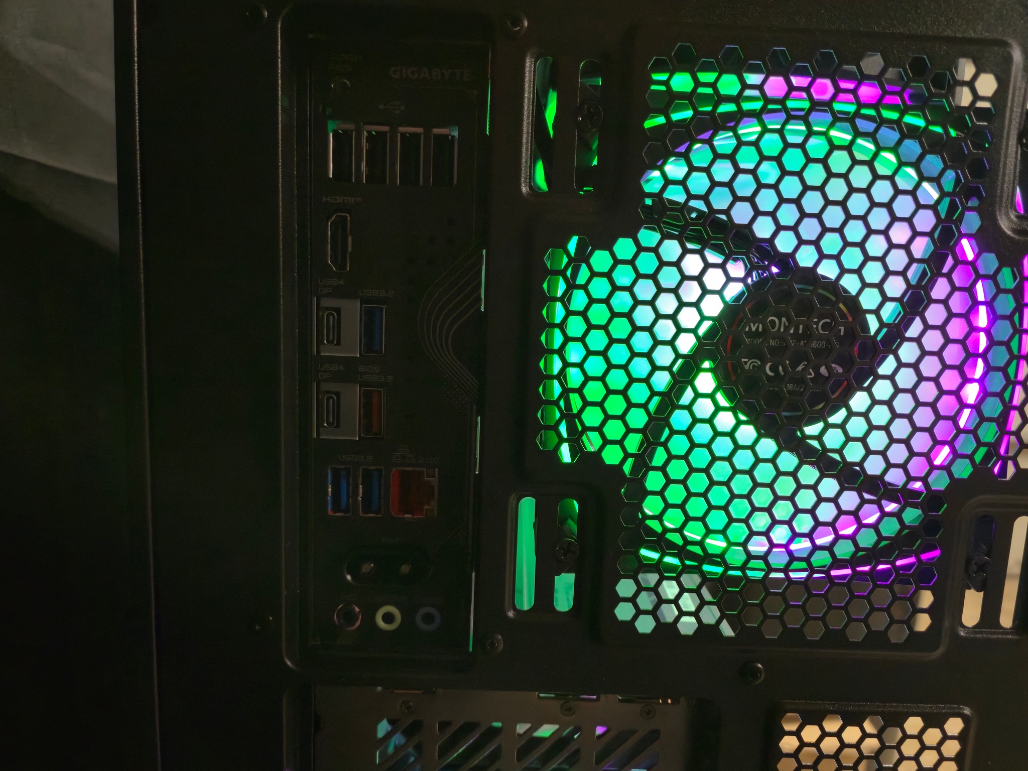 Ryzen 7 7800X3D - RX 9060 XT 16GB - 32GB DDR5 6000 CL30 - Gen4 NVMe - Montech Sky 3 - Custom PC