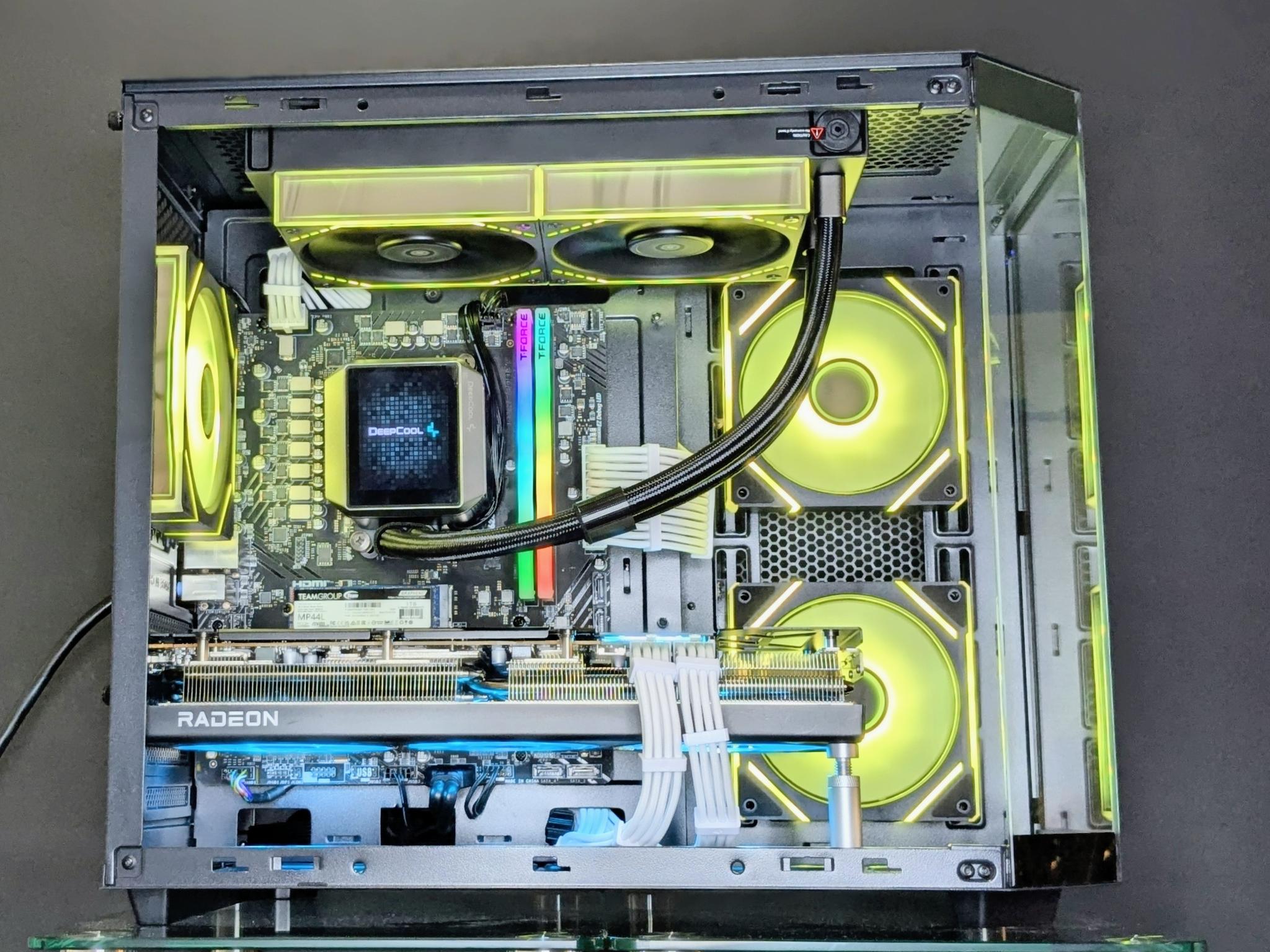 BF💲🏷️ Liquid Cooled/RX 7800XT⚫️Ryzen 8400F(AM5)⚫️32GB DDR5@5200MHz⚫️1TB NVMe/ PCIE 4.0⚫️Windows 11