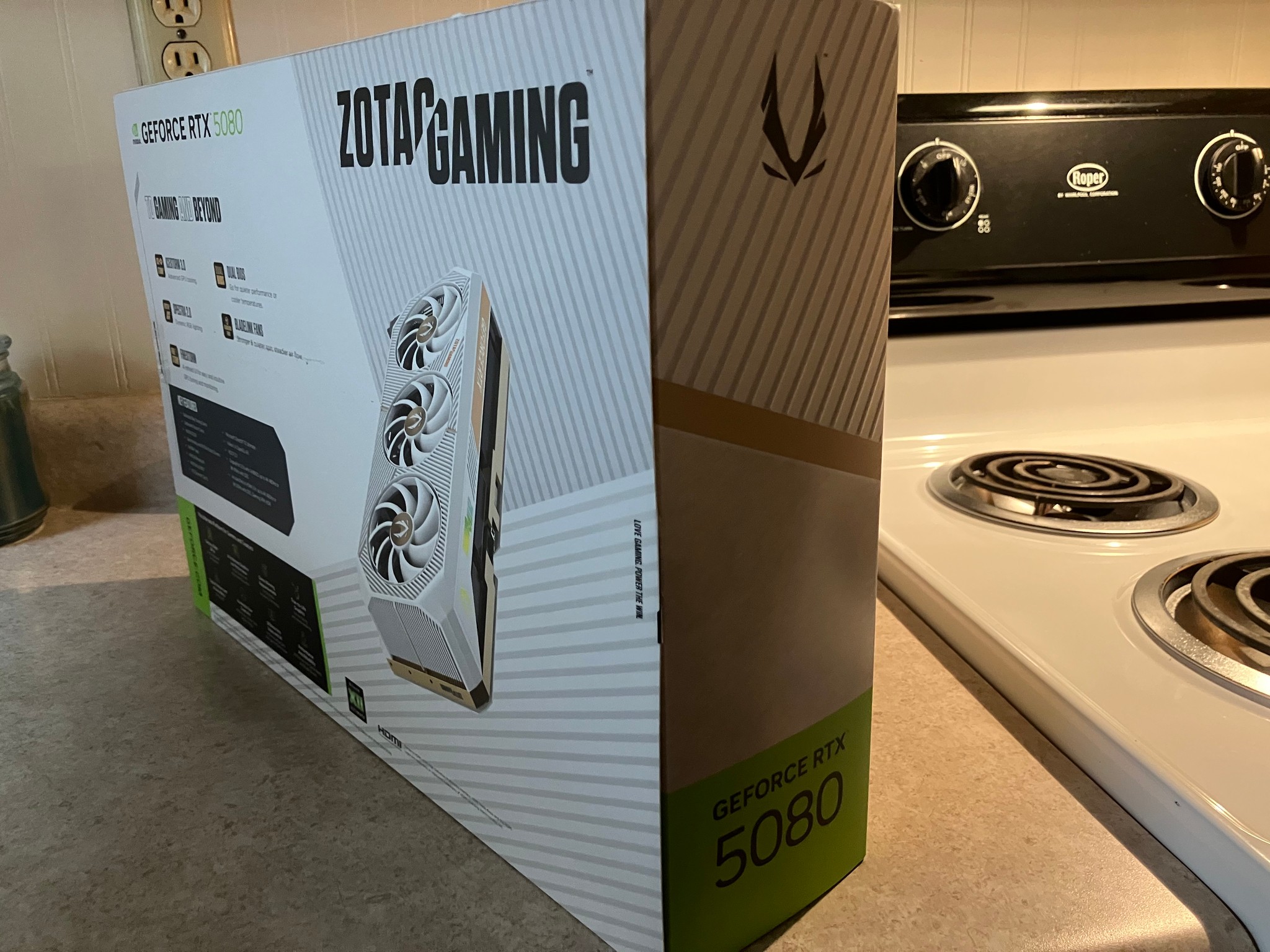 ZOTAC GAMING GeForce RTX 5080 SOLID OC White Edition