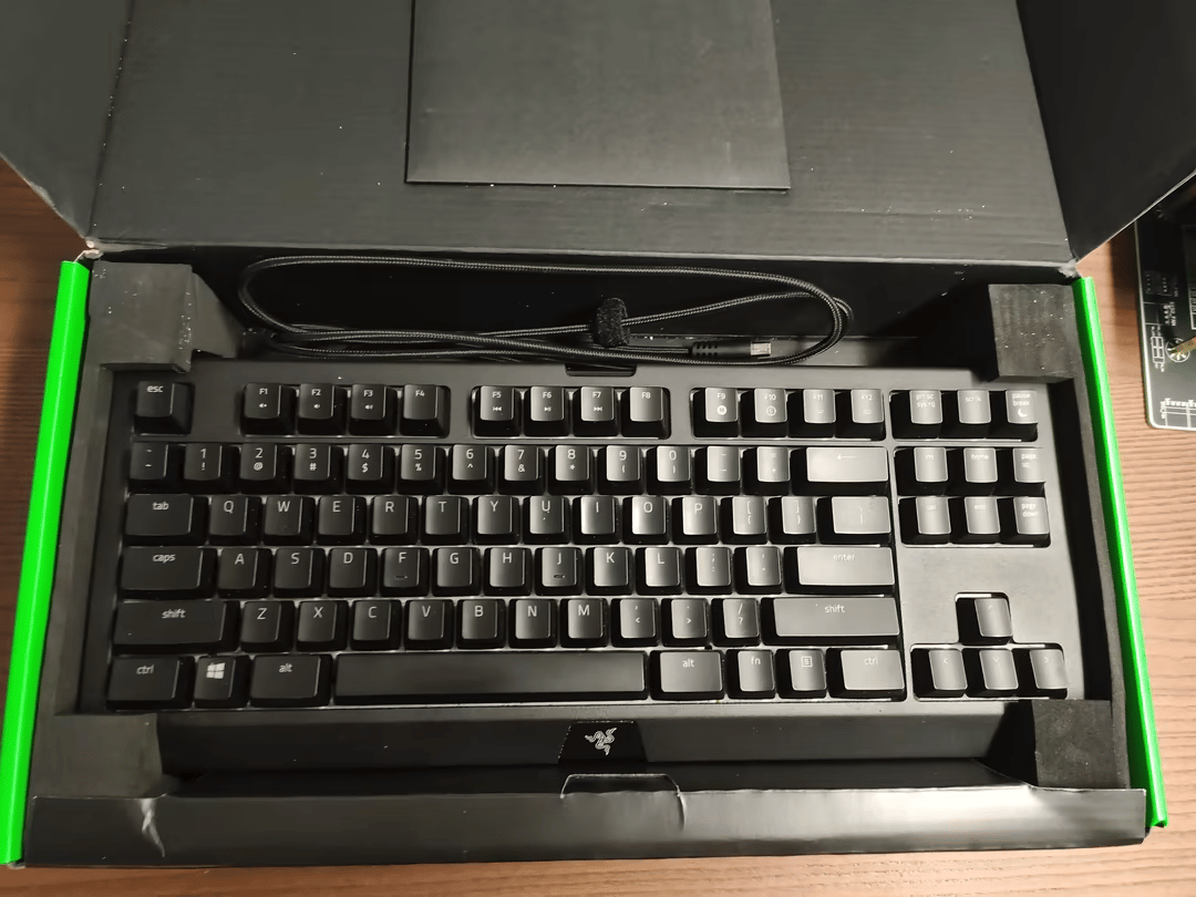 Razer Blackwidow Tournament Edition Chrome V2 | Razer Green Switches (Clicky, Loud)