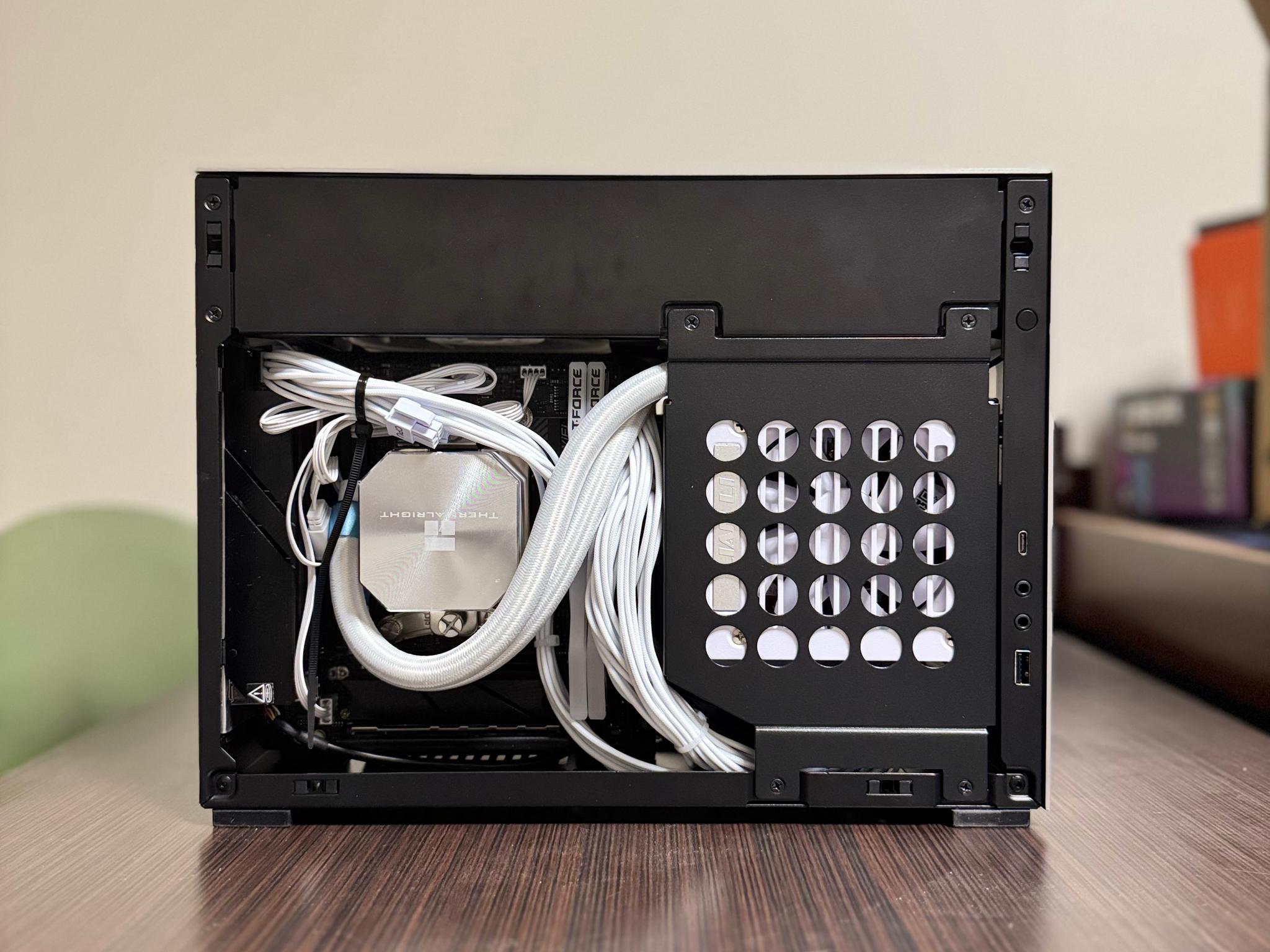 Lian-Li A4-H2O | Ryzen 9 9900X | RX 9070 | 48GB DDR5 (7600 MT/s) | 2x1 TB SSD | 750W Gold SFX PSU
